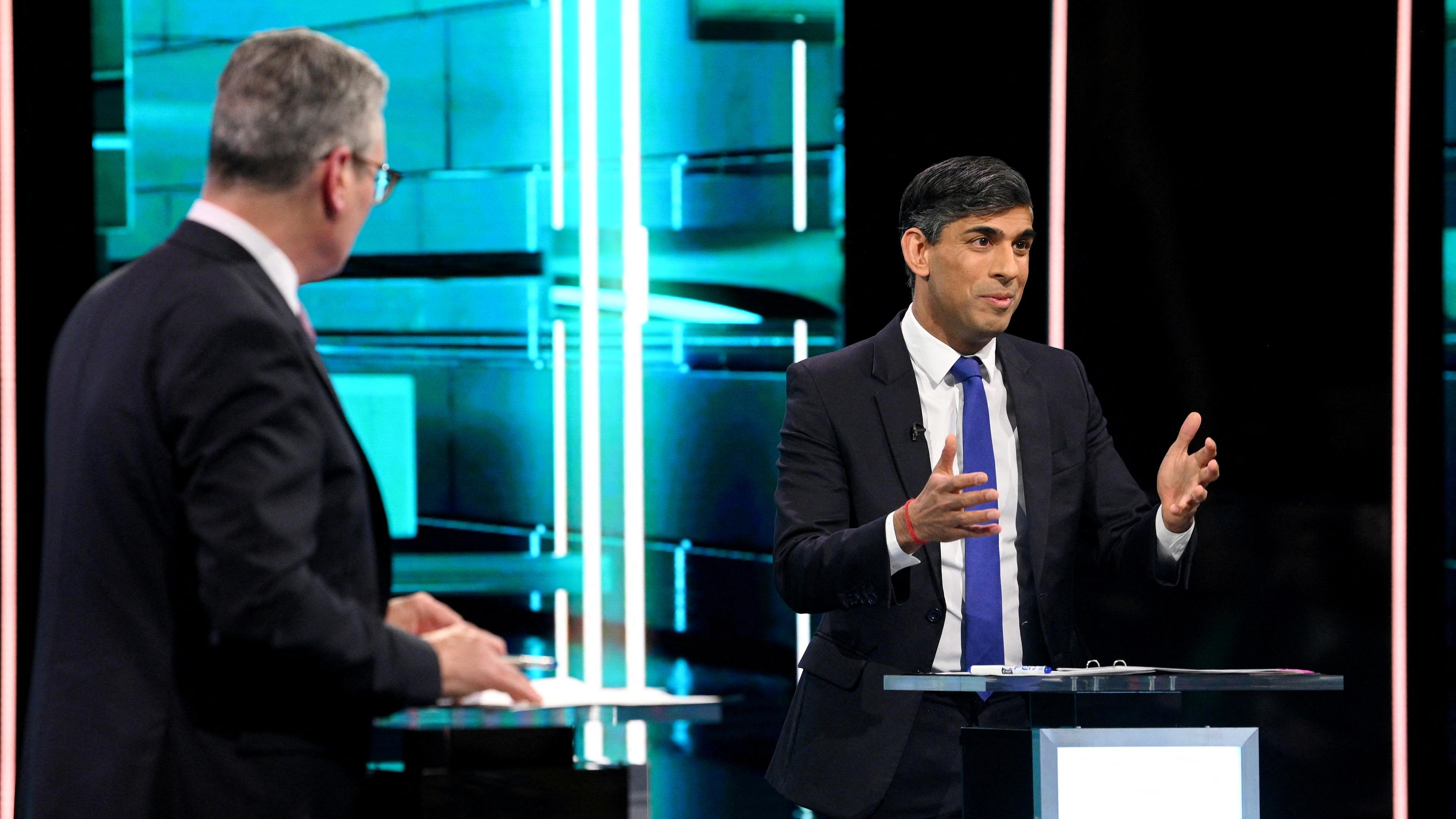 Der britische Premierminister Rishi Sunak und sein Herausforderer Keir Starmer diskutieren in einem TV-Duell.