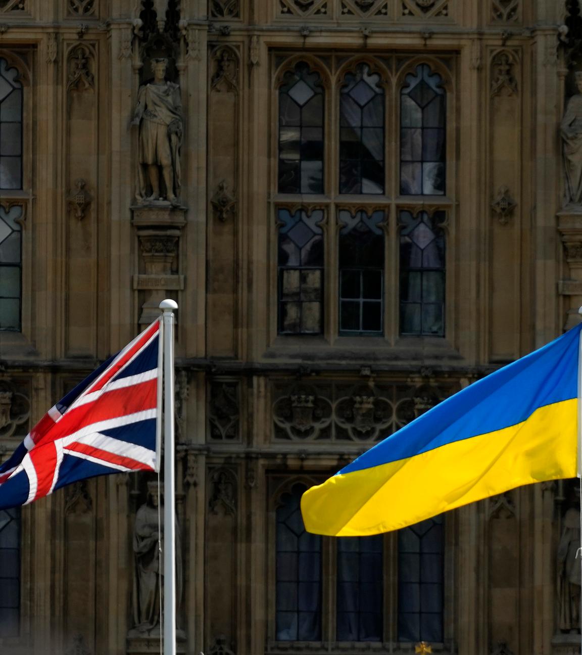 Eine Union-Jack-Flagge und eine ukrainische Flagge wehen vor den Houses of Parliament am Unabhängigkeitstag der Ukraine.