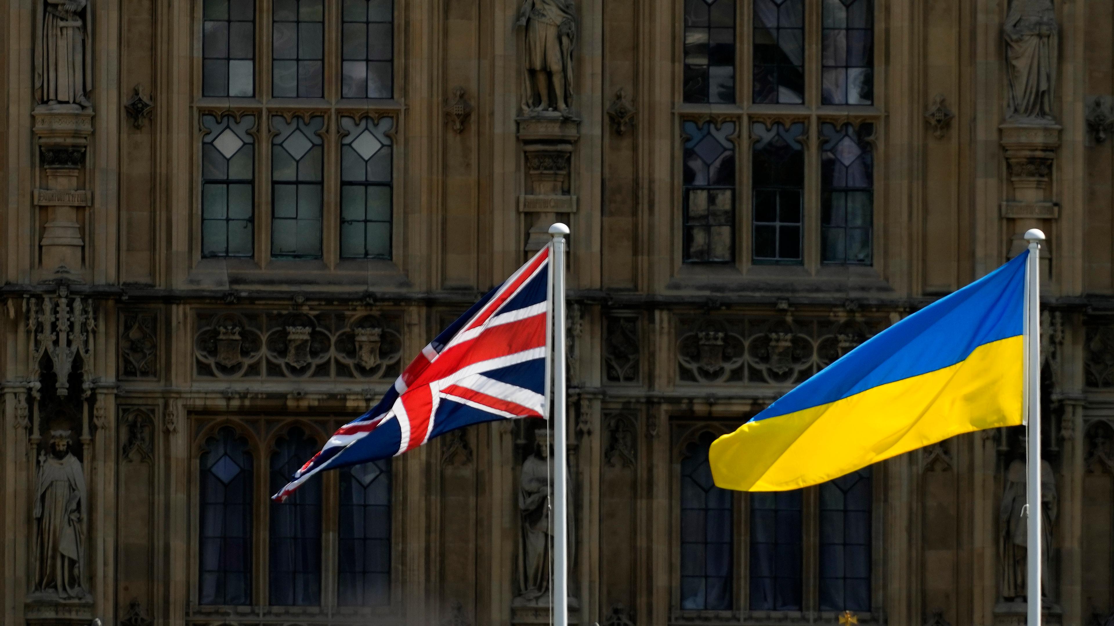 Eine Union-Jack-Flagge und eine ukrainische Flagge wehen vor den Houses of Parliament am Unabhängigkeitstag der Ukraine.