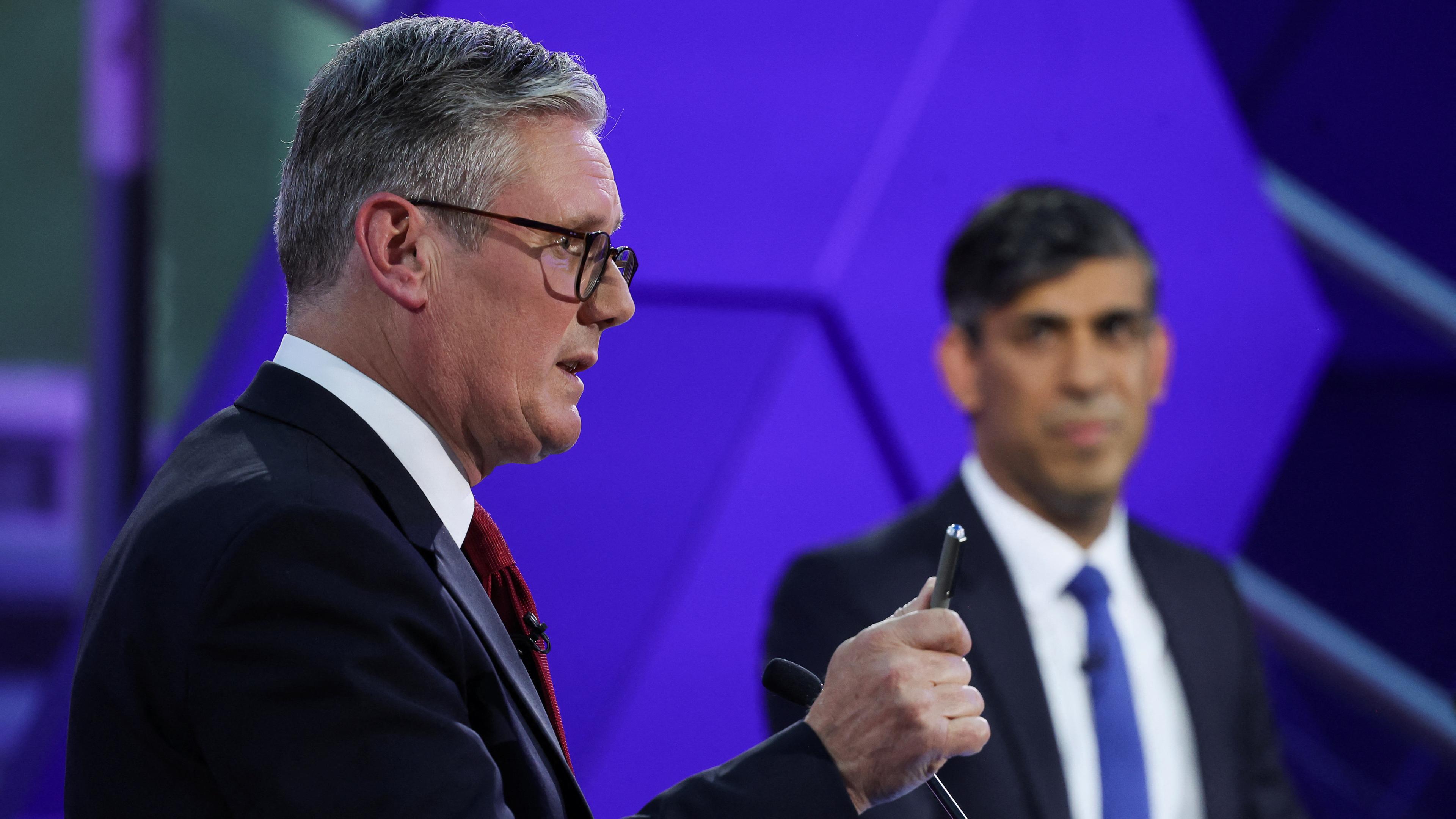 Keir Starmer (l), Vorsitzender der Labour-Partei, und Rishi Sunak, Premierminister von Großbritannien, während ihrer TV-Debatte.