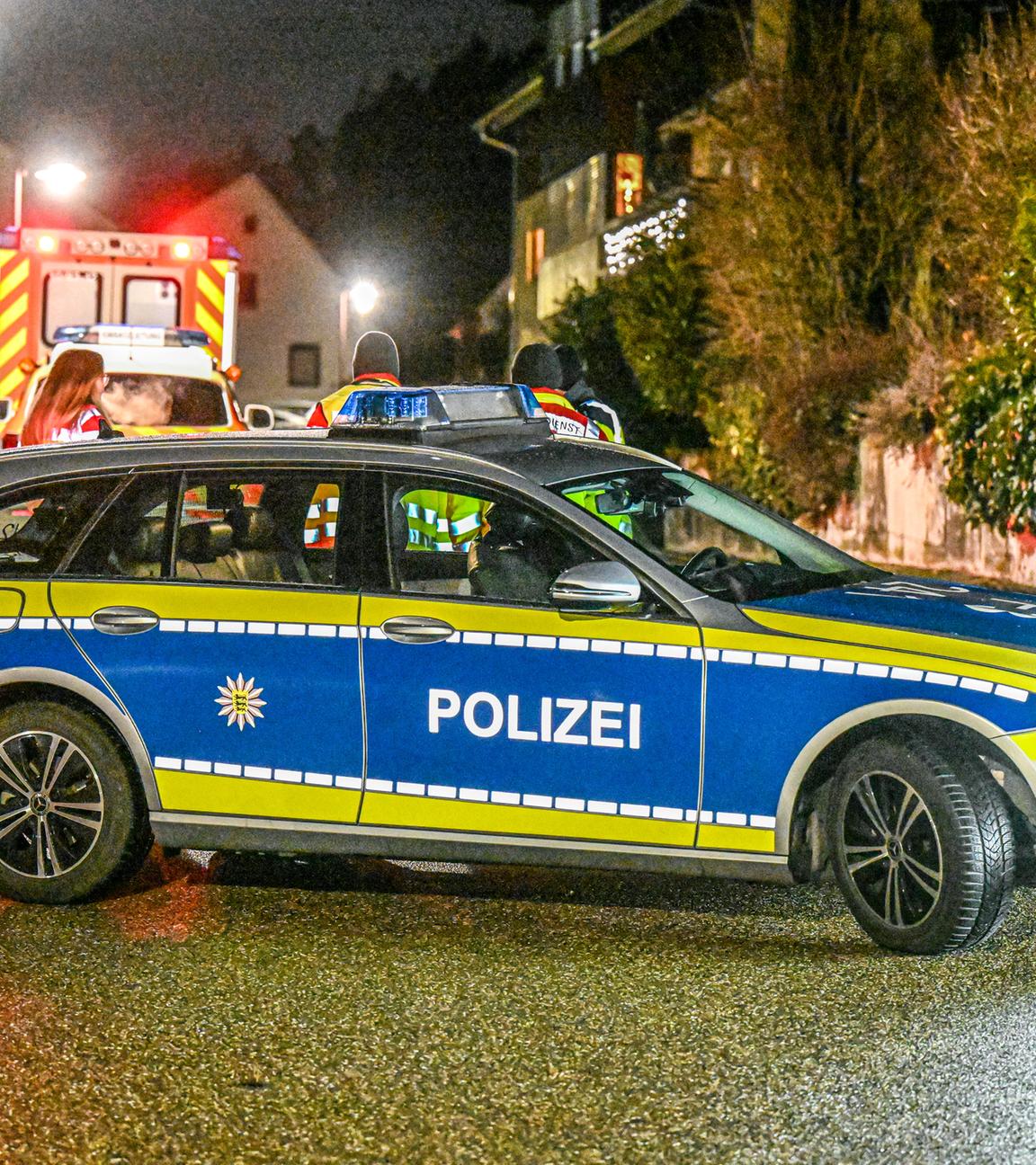 Baden-Württemberg, Horb am Neckar: Polizeiwagen stehen am Abend in Stadtteil Ihlingen bei Horb am Neckar und sperren eine Straße.