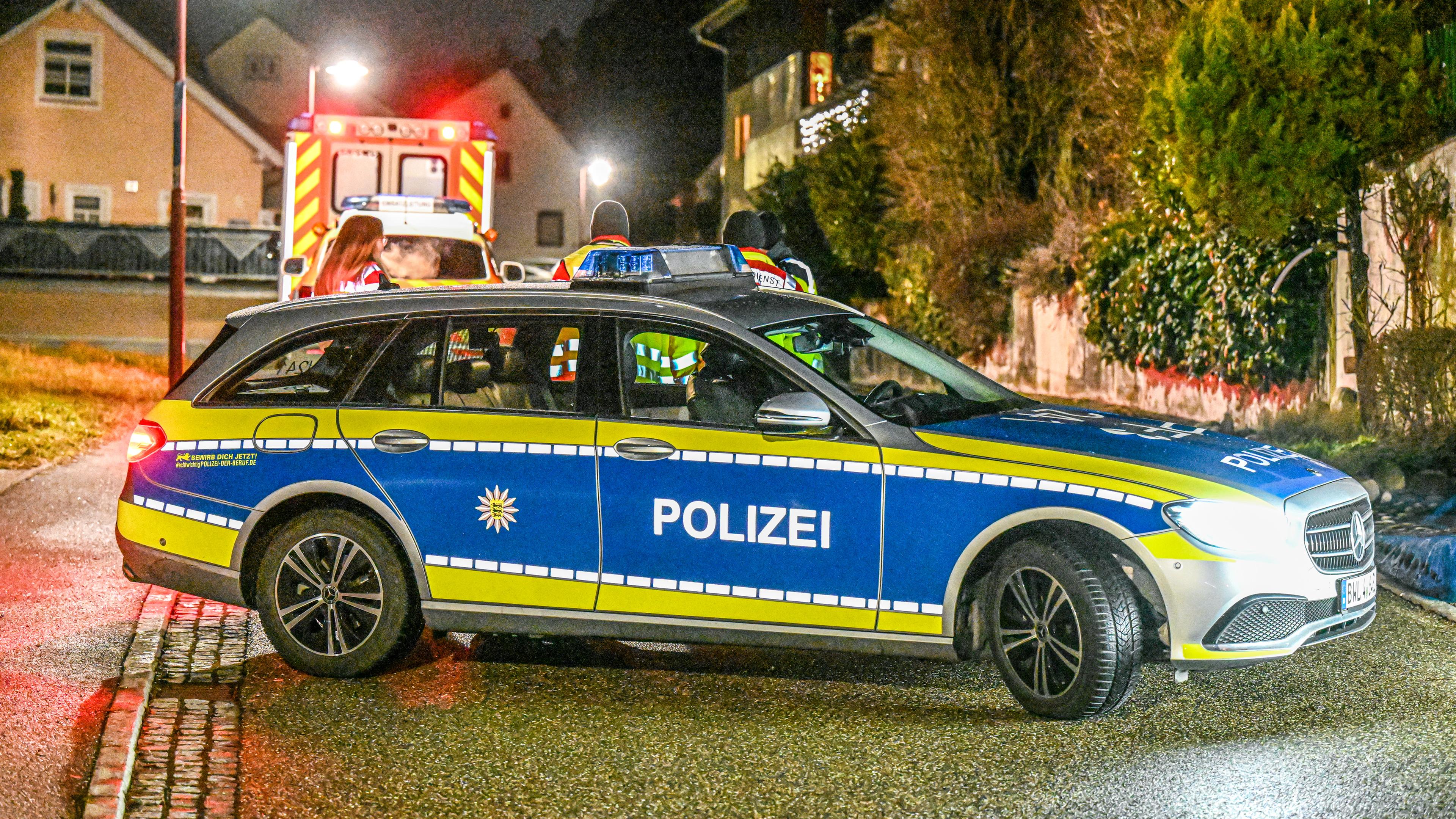 Baden-Württemberg, Horb am Neckar: Polizeiwagen stehen am Abend in Stadtteil Ihlingen bei Horb am Neckar und sperren eine Straße.