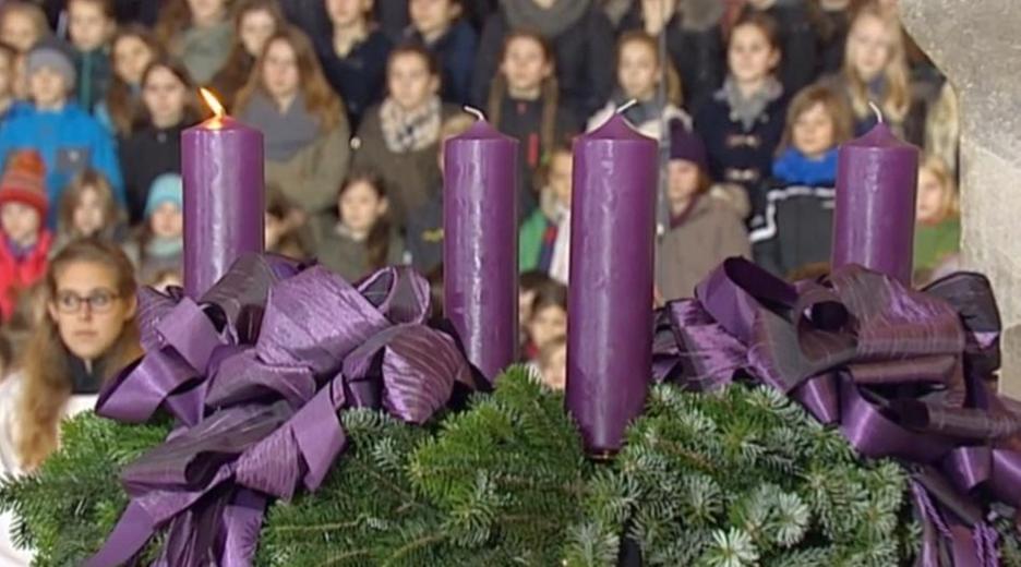 Großer Adventskranz in einer Kirche