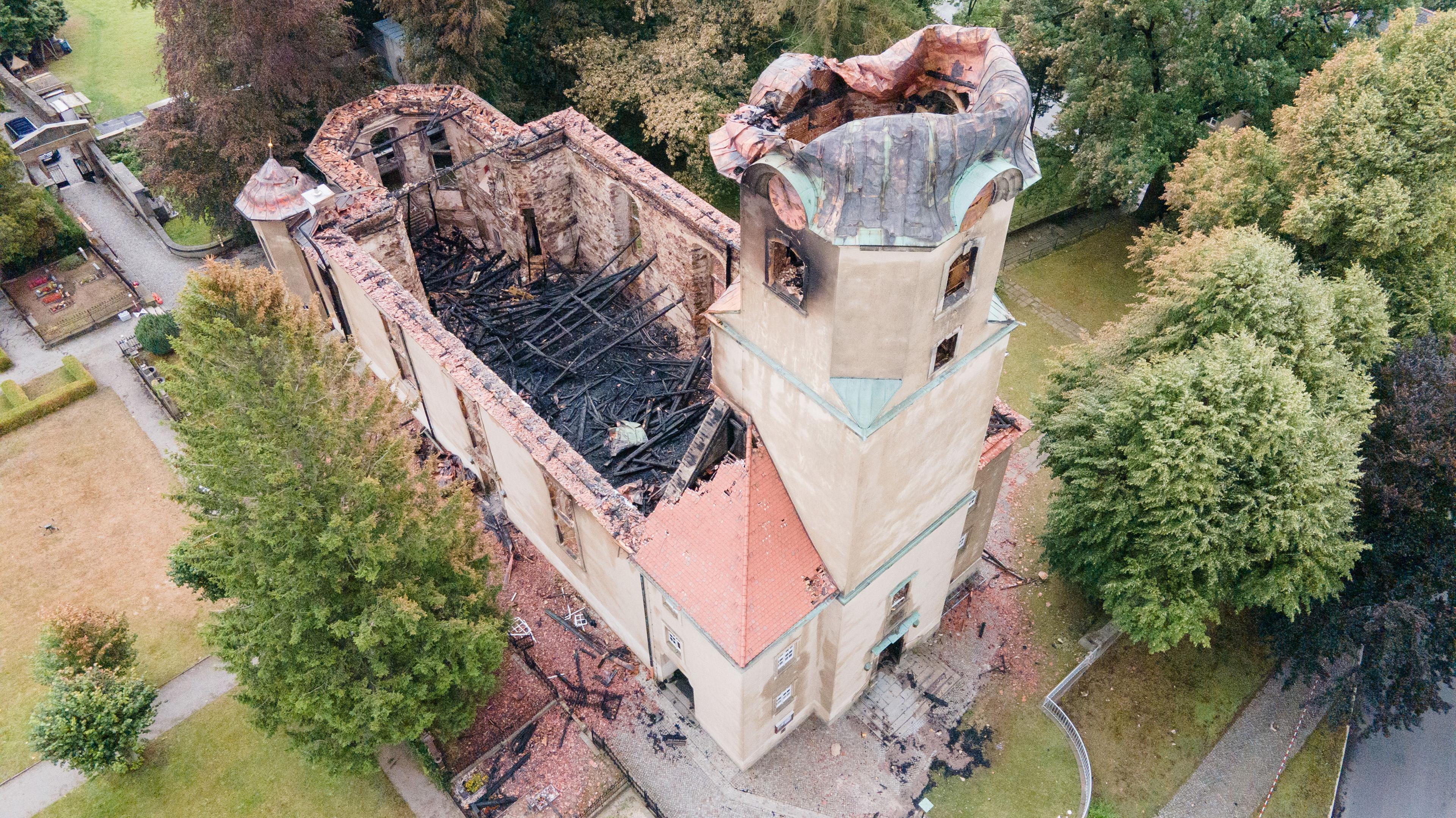 Die ausgebrannte Kirche in Großröhrsdorf in einer Drohennaufnahme.