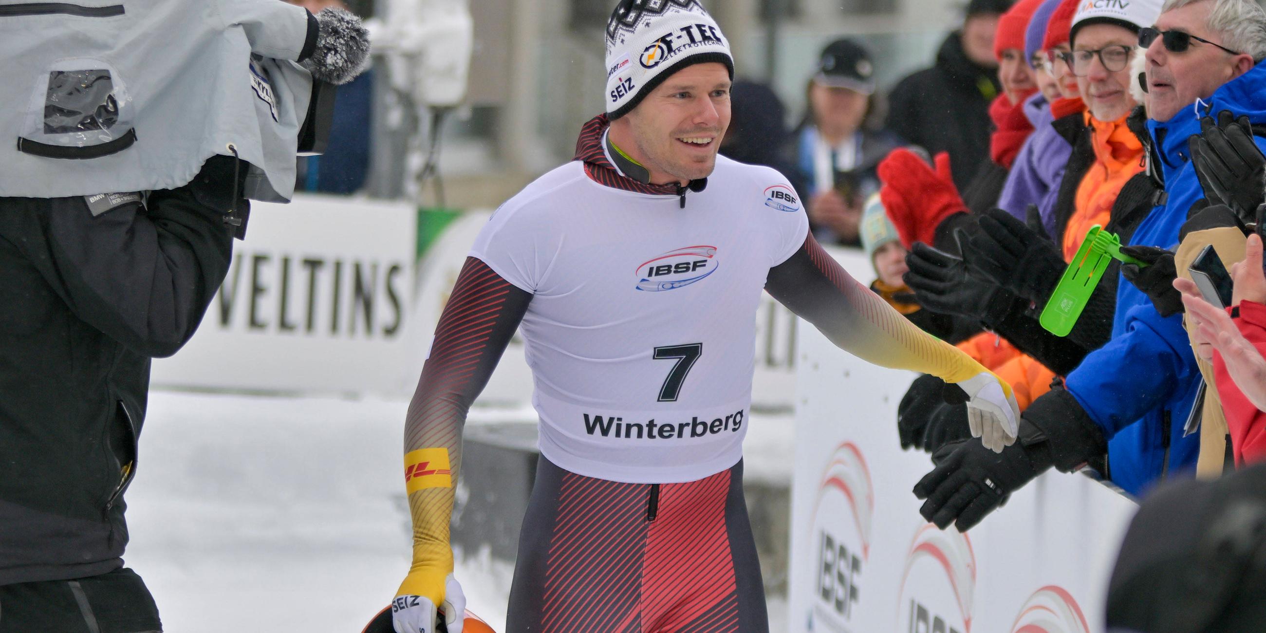 Christopher Grotheer freut sich nach dem Zieleinlauf beim Weltcup am am 03.01.2025 