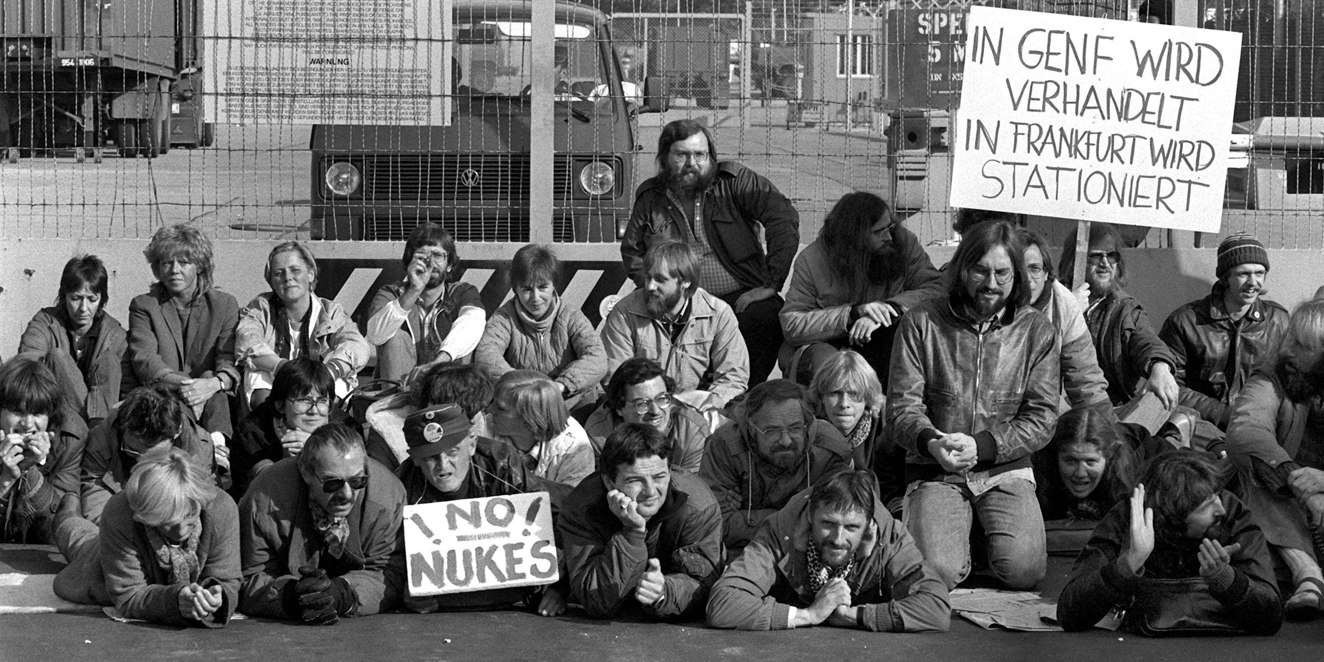 Grüne blockieren 1983 US-Militärgelände in Frankfurt/Main