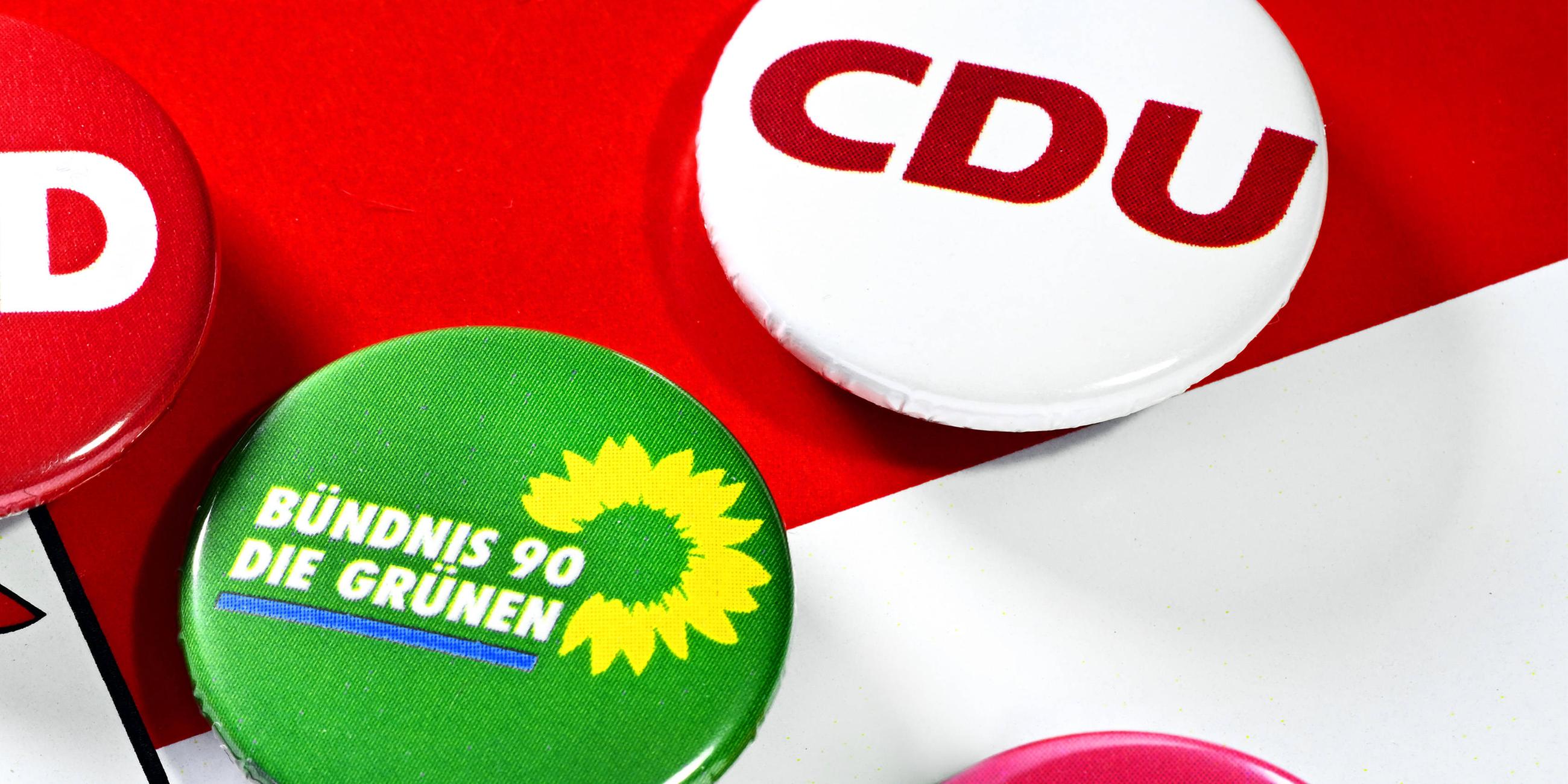 Buttons von den Grünen und der CDU