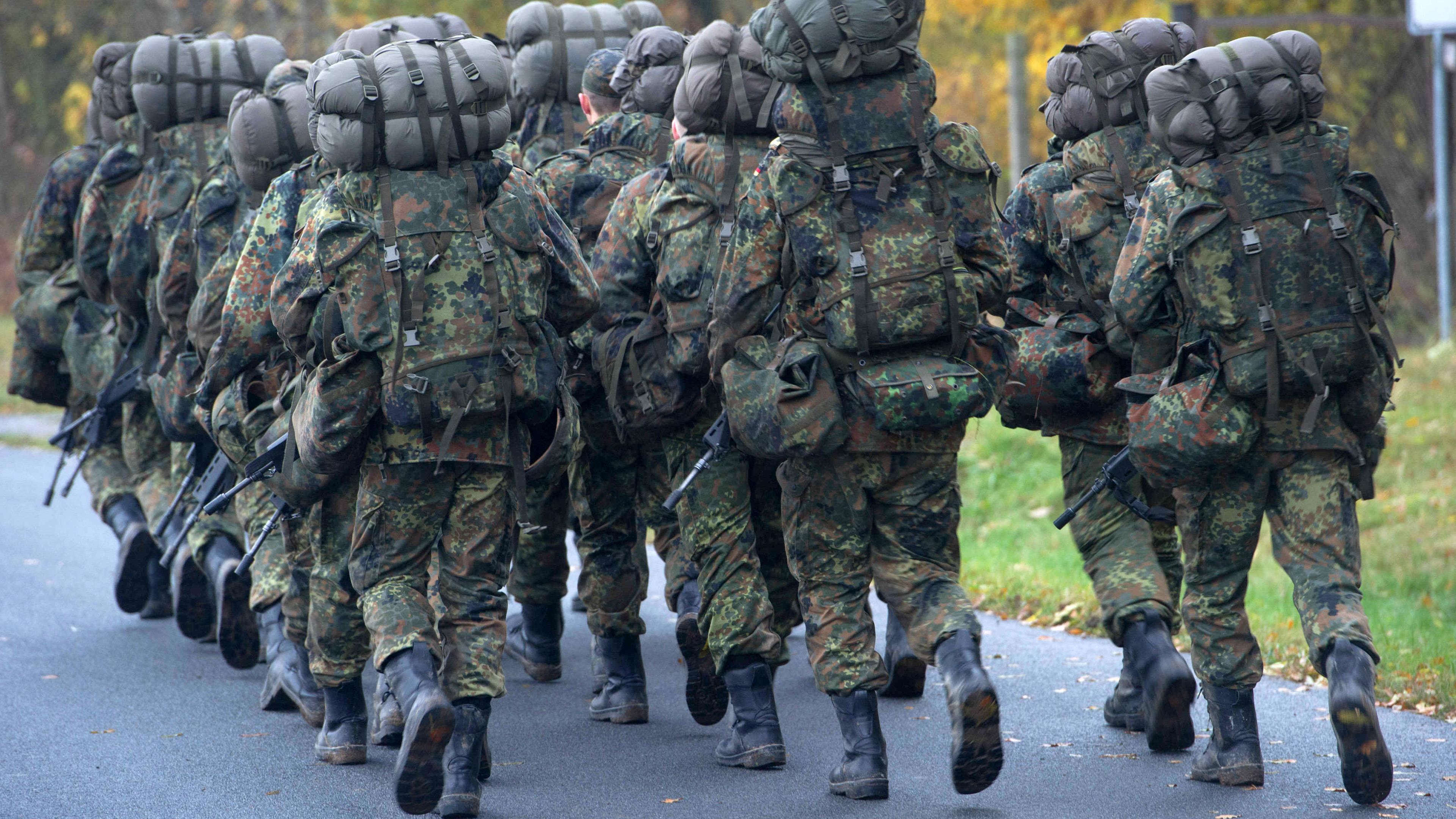 Soldaten in der Grundausbildung marschieren