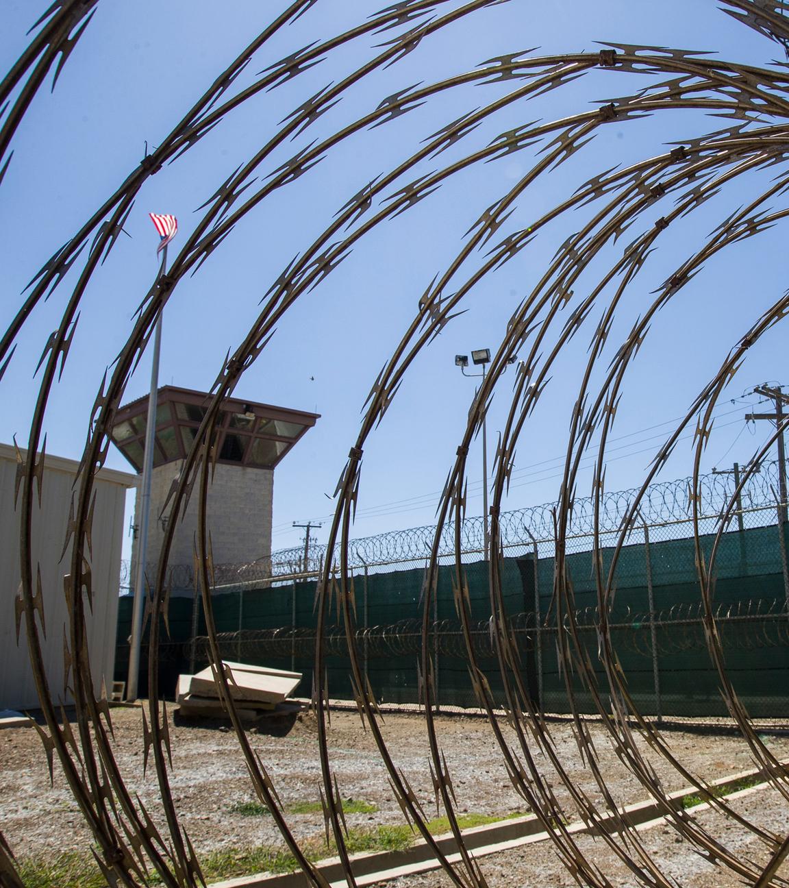 Der Kontrollturm der Internierungseinrichtung Camp VI im Marinestützpunkt Guantanamo Bay auf Kuba, ist durch Stacheldraht in zu sehen.