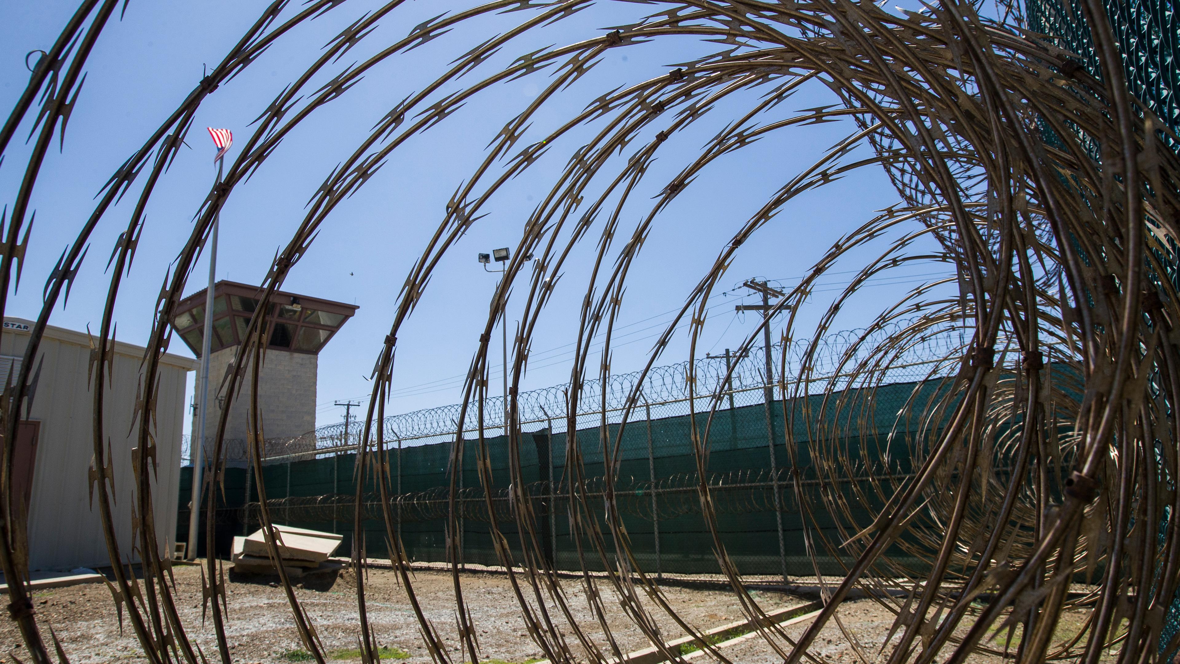 Der Kontrollturm der Internierungseinrichtung Camp VI im Marinestützpunkt Guantanamo Bay auf Kuba, ist durch Stacheldraht in zu sehen.