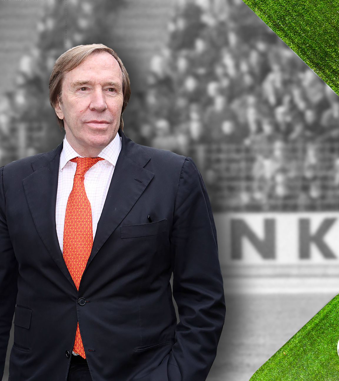 Günter Netzer in Anzug und Krawatte links, rechts im Bild ein Schwarzweiß-Bild von Netzer Fußball spielend