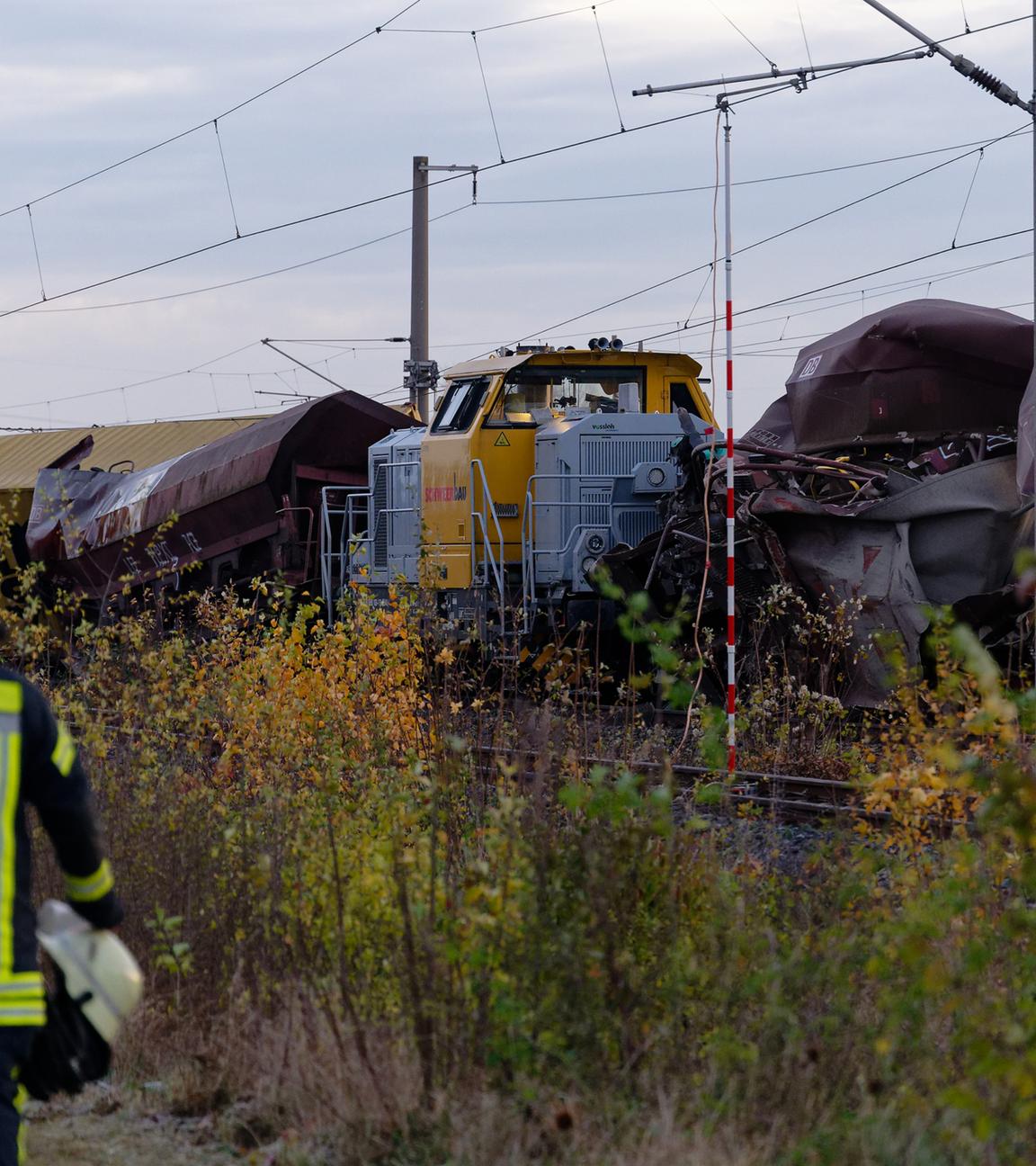 Trümmer eines entgleisten Güterzuges und eines Bauzuges stehen auf den Gleisen der Bahnstrecke bei Kerpen.