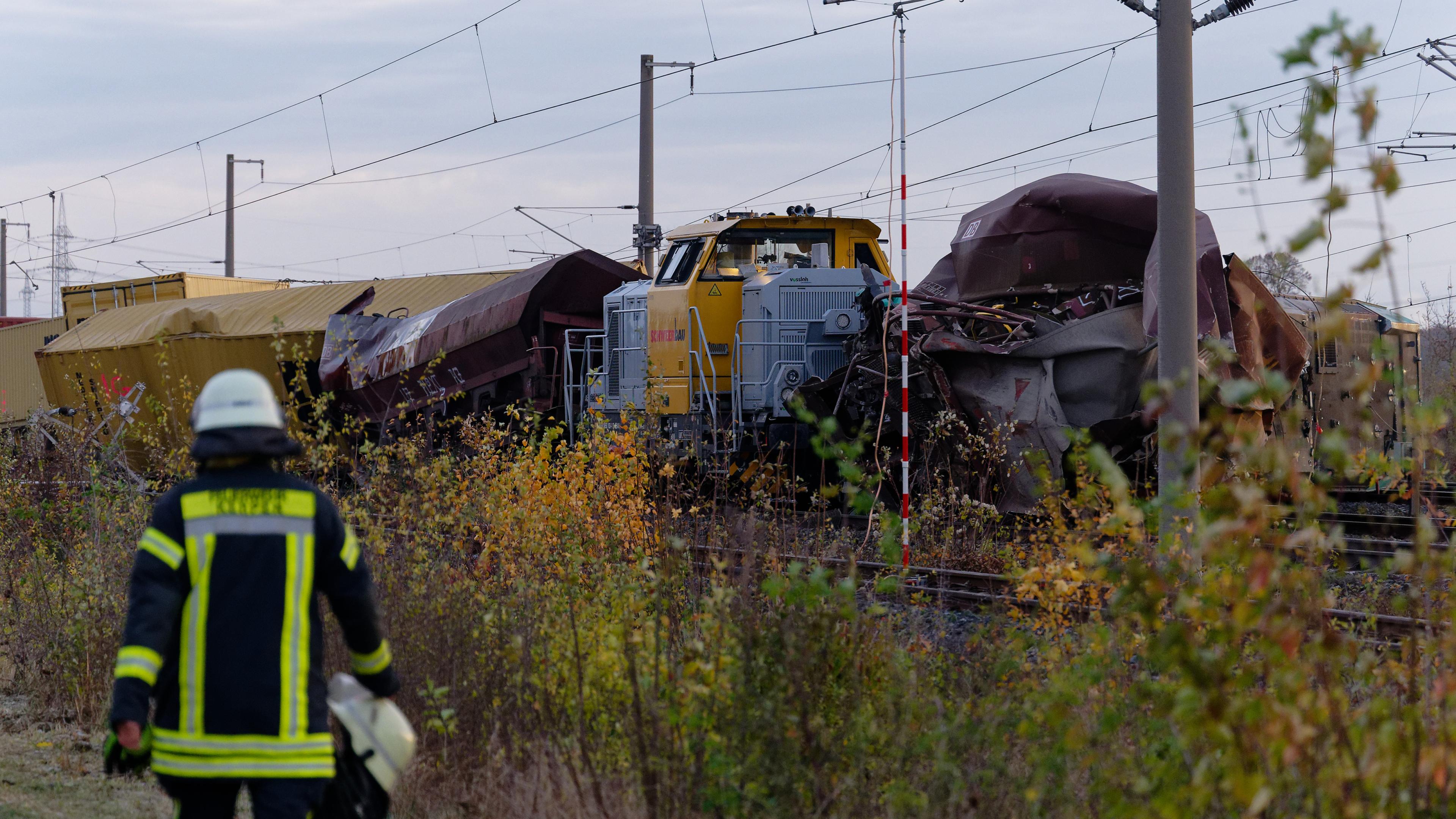 Trümmer eines entgleisten Güterzuges und eines Bauzuges stehen auf den Gleisen der Bahnstrecke bei Kerpen.