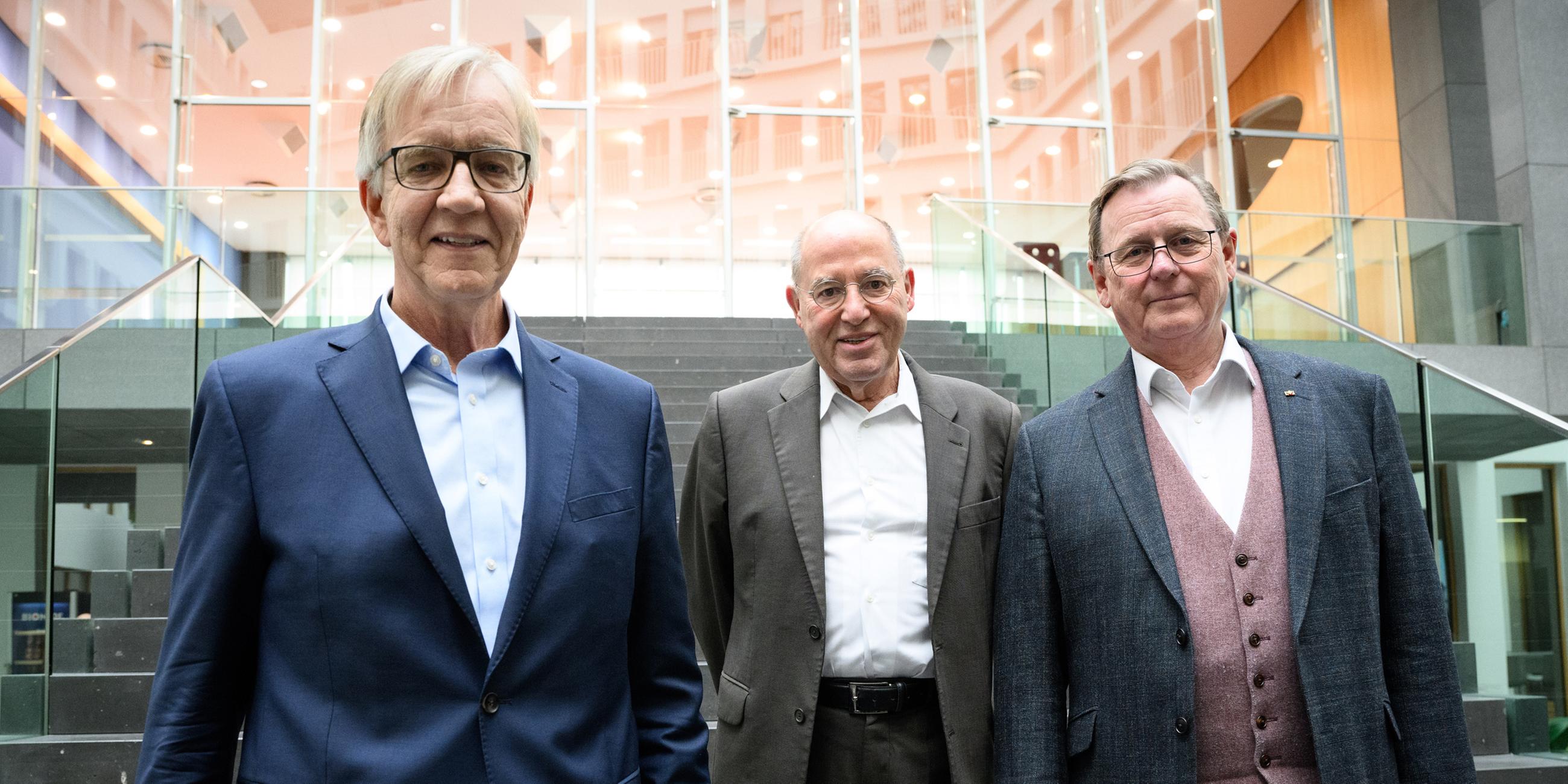 Die Linken-Politiker Dietmar Bartsch (l-r, MdB), Gregor Gysi (MdB) und Bodo Ramelow, Geschäftsführender Ministerpräsident des Freistaats Thüringen am 20.11.2024