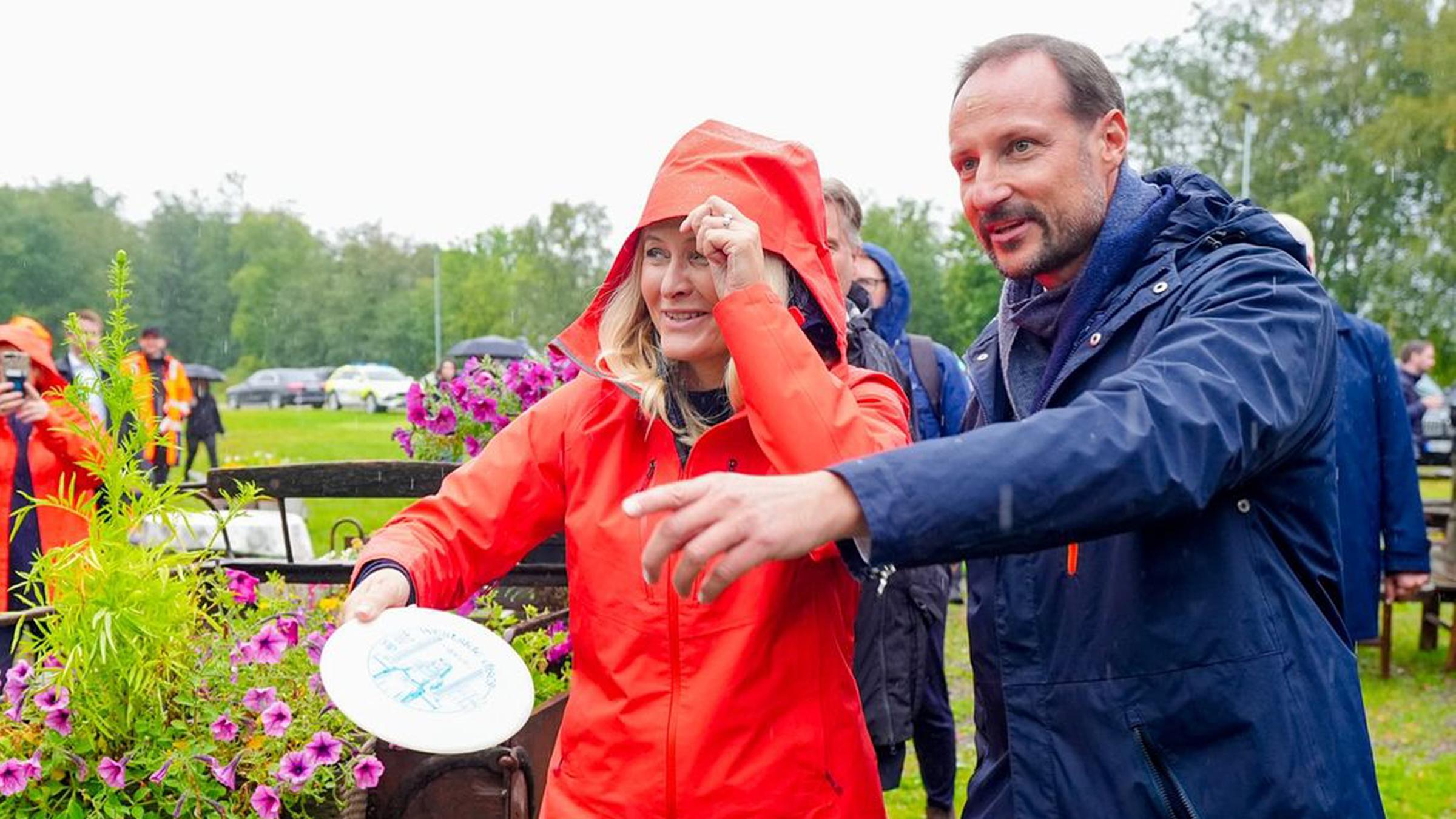 Prinzessin Mette-Marit und Prinz Haakon in regenfester Kleidung unterwegs durch die norwegische Provinz.