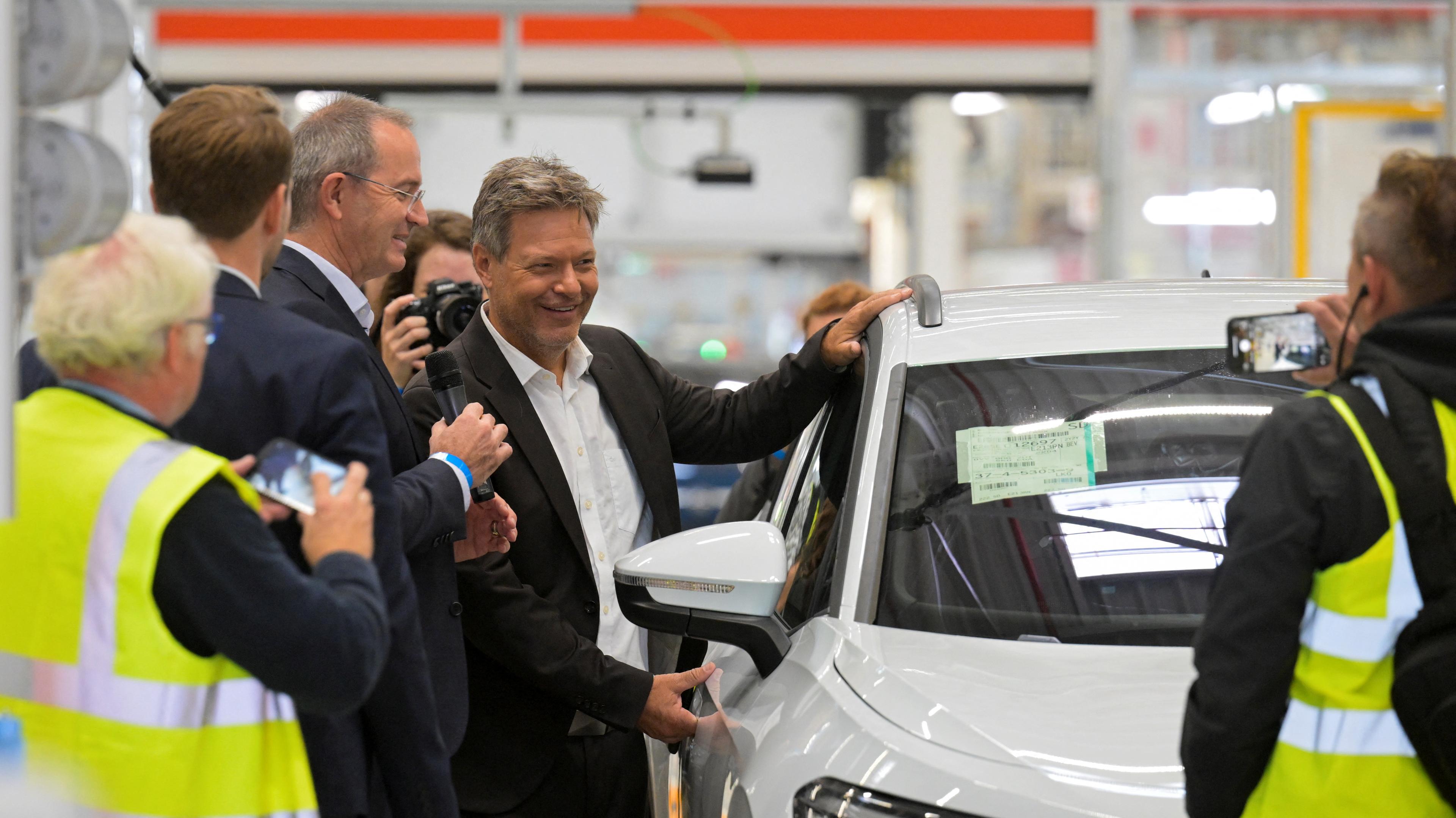 Bundeswirtschaftsminister Habeck lädt nach seinem Besuch im VW-Werk in Emden zu einem Autogipfel für Montag, den 23.09.2024 ein.