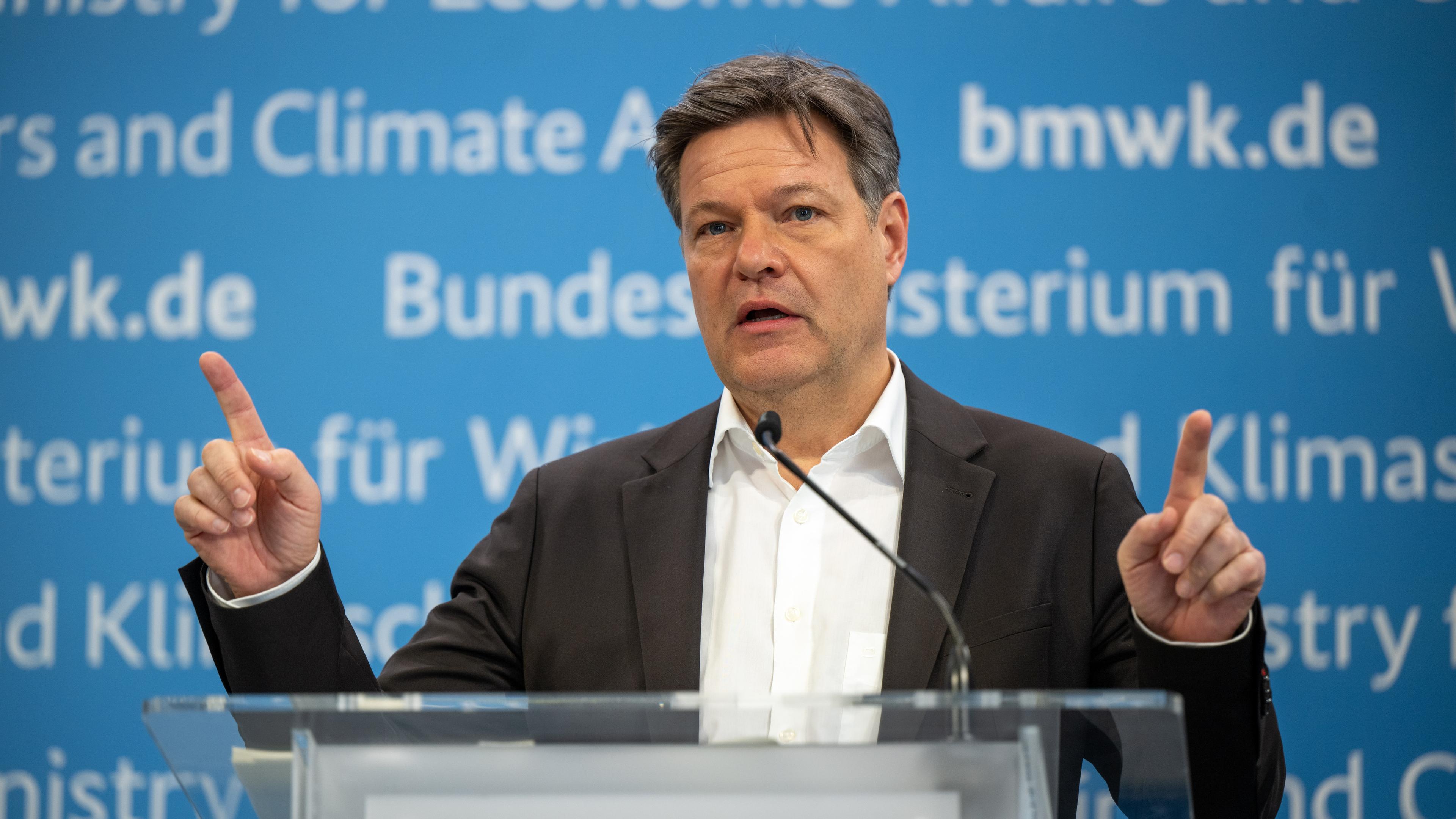 Robert Habeck (Bündnis 90/Die Grünen), Bundesminister für Wirtschaft und Klimaschutz, spricht bei einer Pressekonferenz zur Vorstellung der Eckpunkte der Carbon Management-Strategie (CMS).