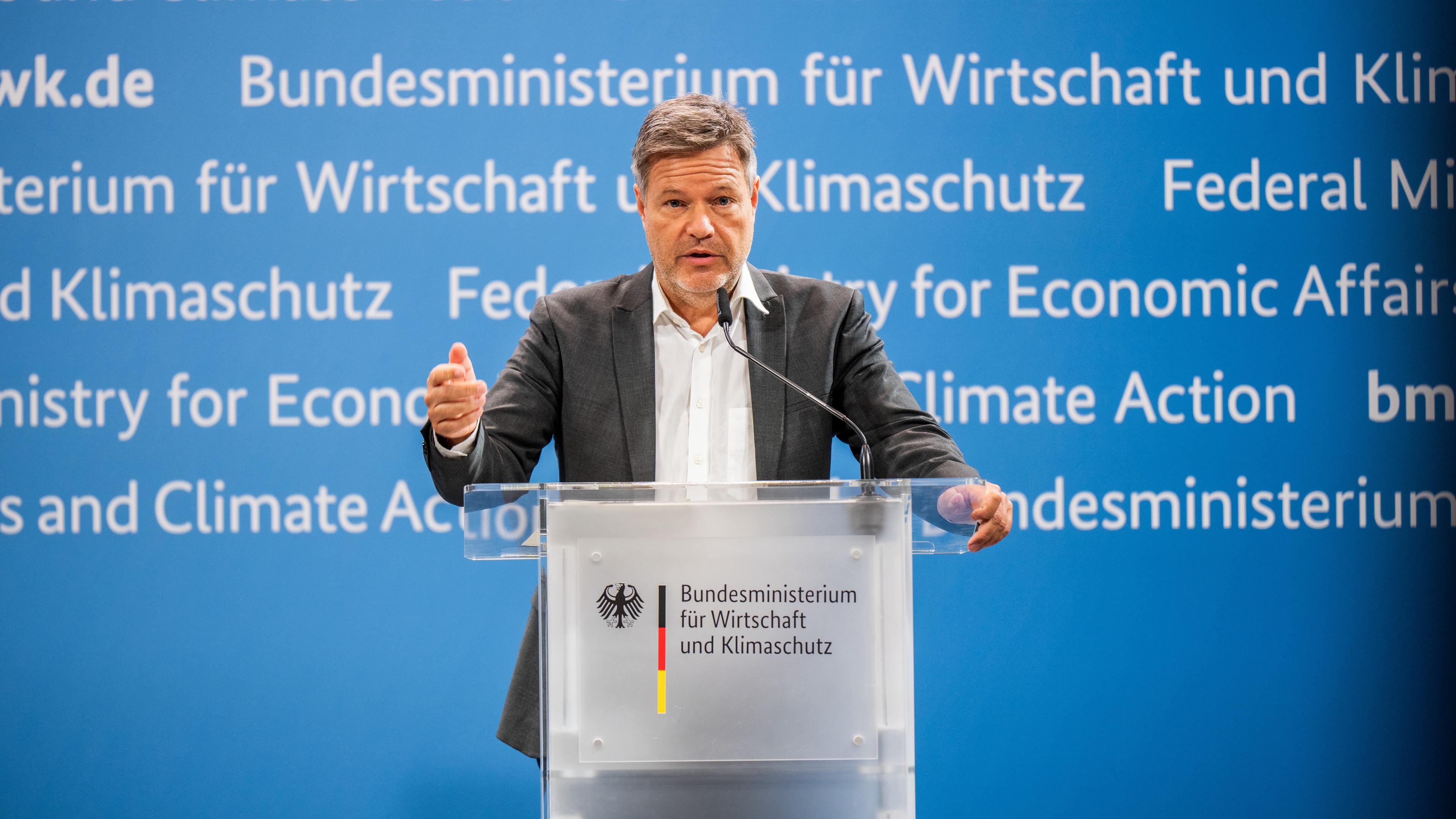 Wirtschaftsminister Robert Habeck hält eine Rede.