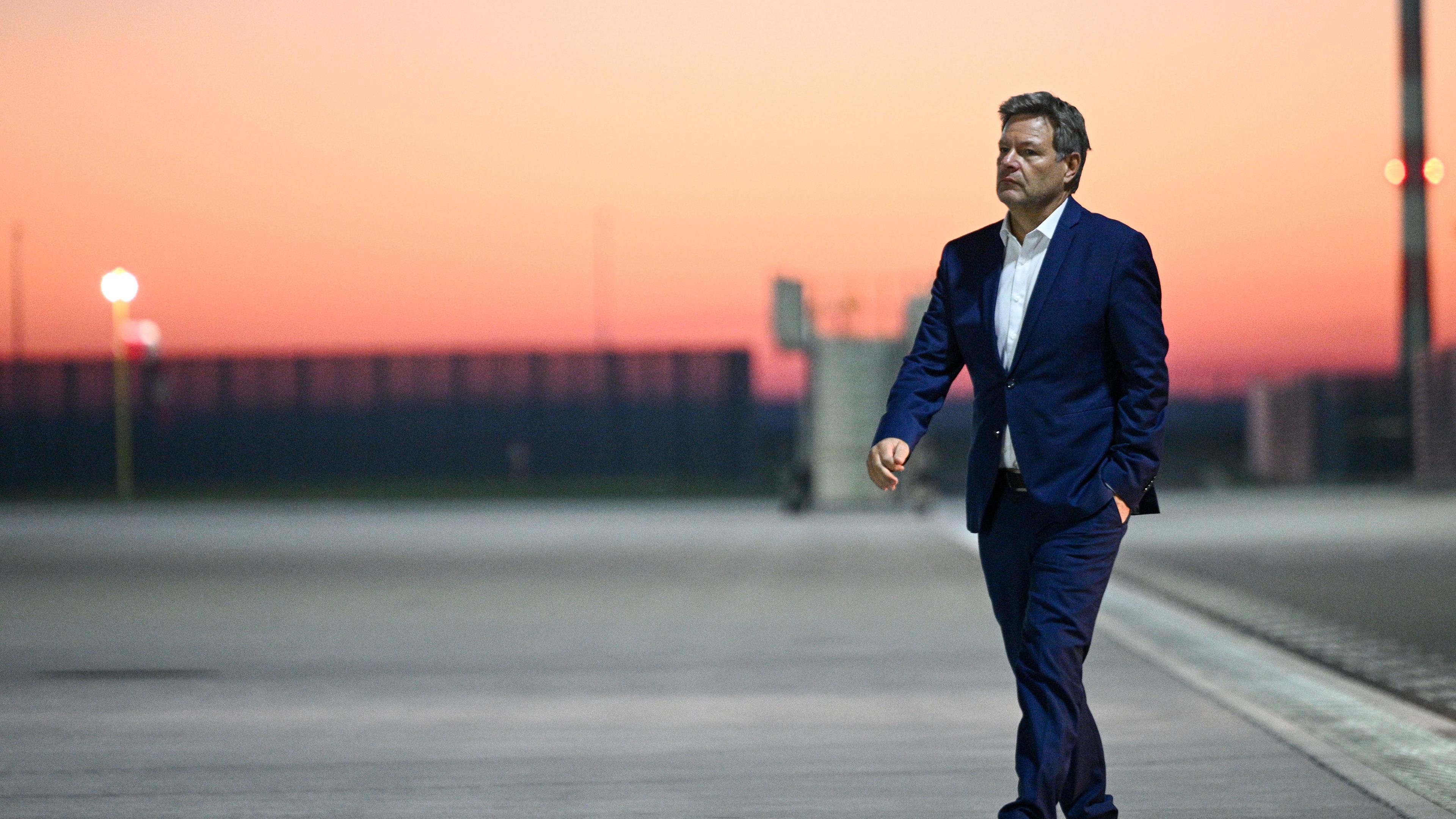 Der Bundeswirtschaftsminister Robert Habeck am FLughafen, vor seinem Flug nach Kenia.