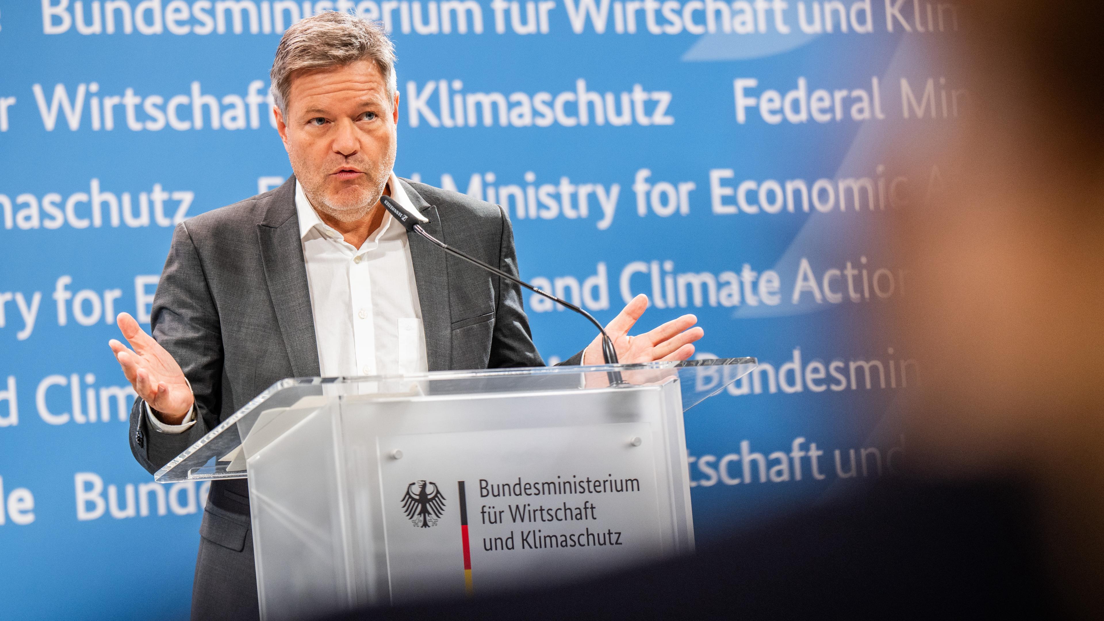 Berlin: Robert Habeck (Bündnis 90/Die Grünen), Bundesminister für Wirtschaft und Klimaschutz, spricht bei einem Pressestatement zur Modernisierungsagenda. Angesichts der Konjunkturflaute in Deutschland bringt Habeck einen Staatsfonds zur Investitionsförderung ins Gespräch.