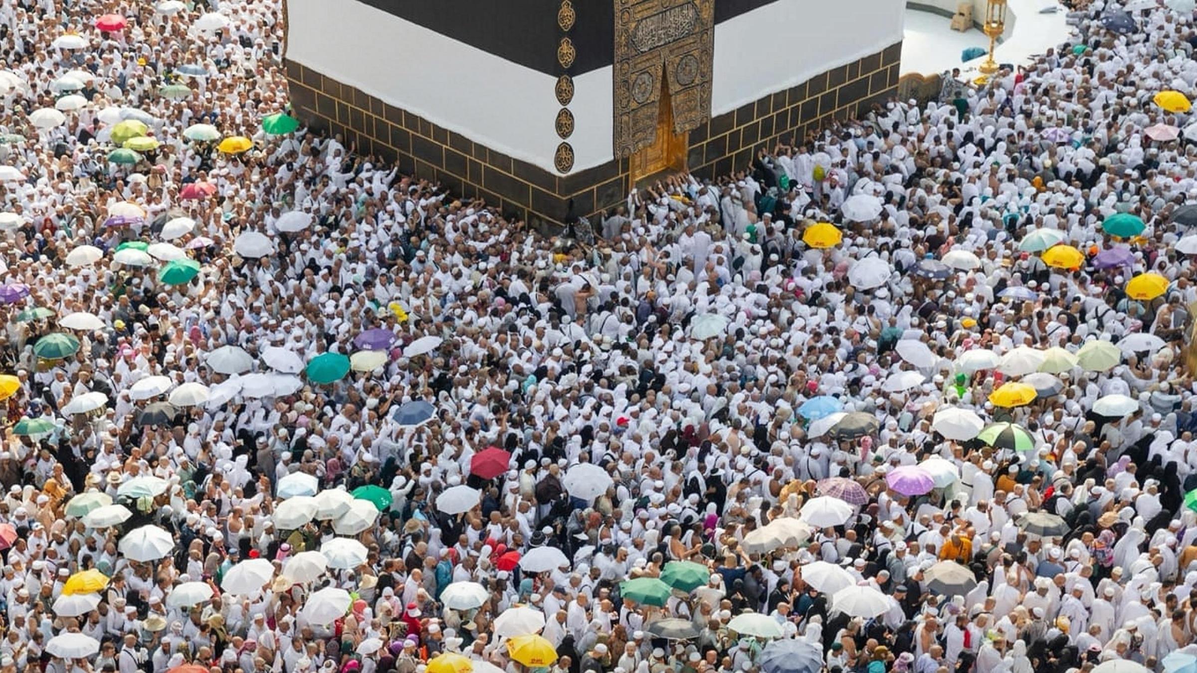 Tausende Pilger ziehen bei der Hadsch in mekka ihre Kreise um die Kaaba