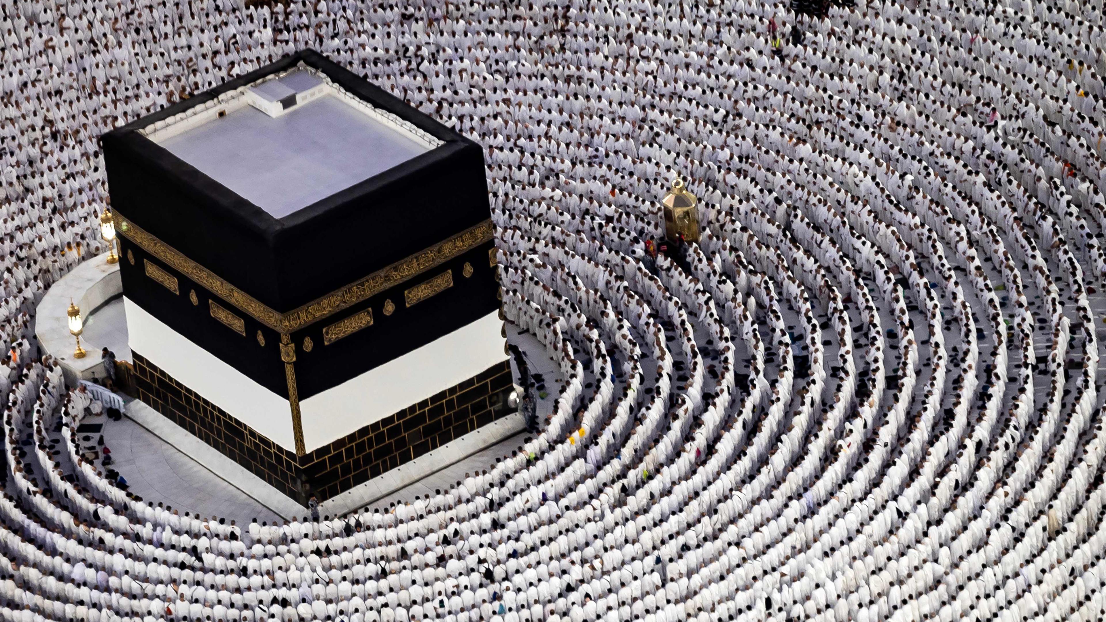 Muslimische Gläubige beten am 13. Juni 2024 vor der jährlichen Hadsch-Wallfahrt rund um die Kaaba, das heiligste Heiligtum des Islam, in der Großen Moschee in Saudi-Arabiens heiliger Stadt Mekka. 
