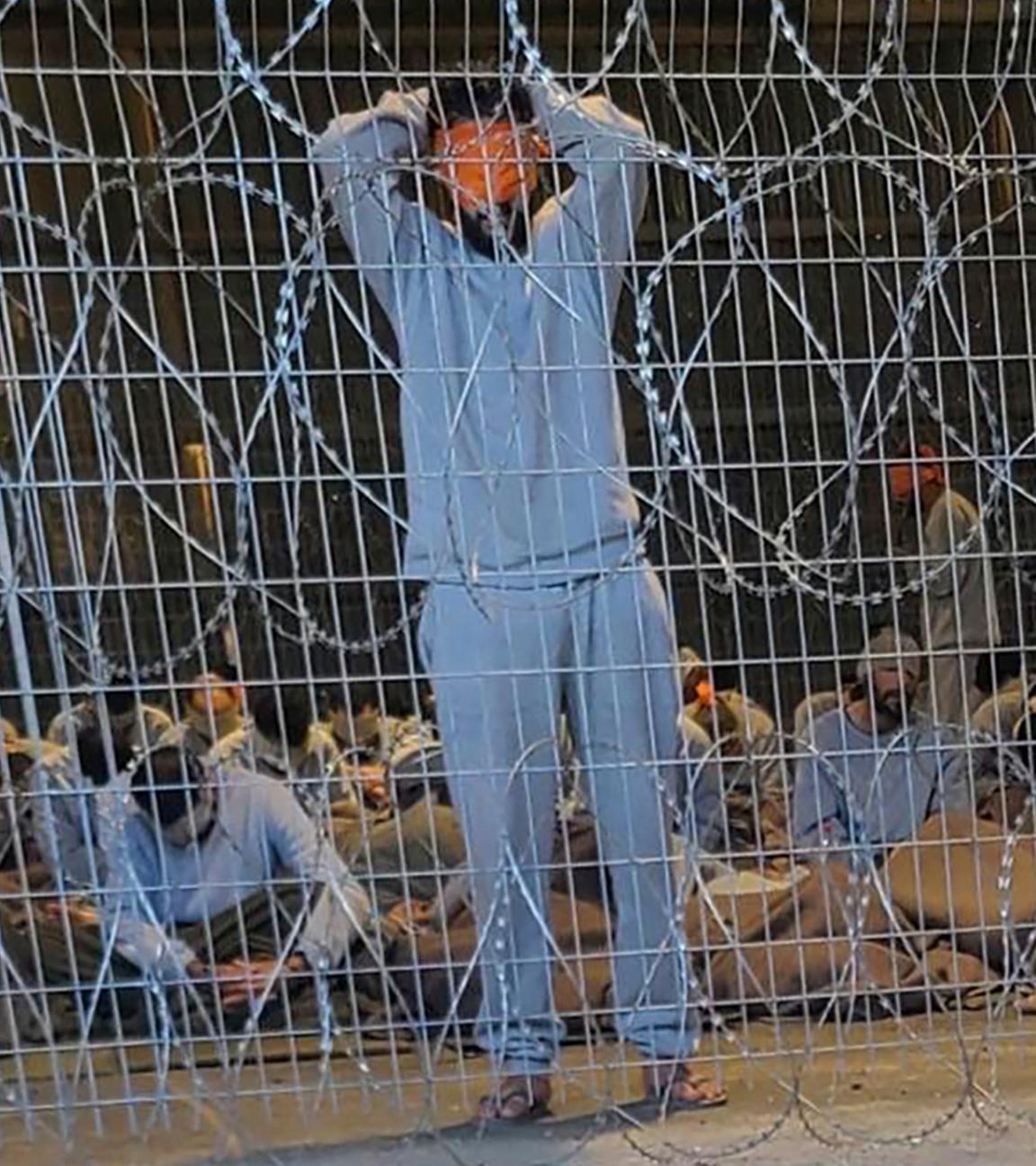 Palästinenser mit verbundenen Augen, die im Gazastreifen in einer Haftanstalt auf dem Militärstützpunkt Sde Teiman im Süden Israels gefangen genommen wurden.