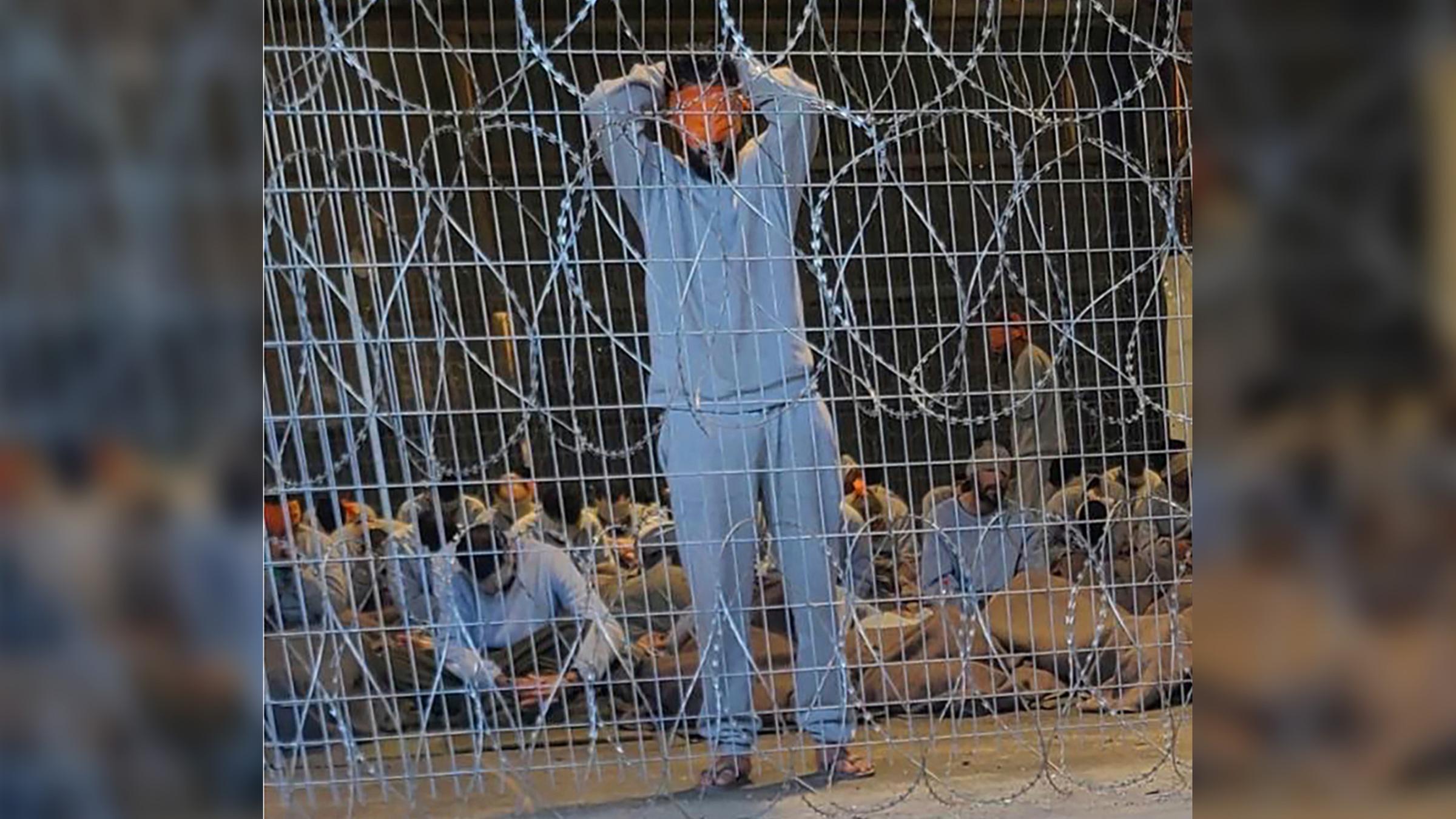Palästinenser mit verbundenen Augen, die im Gazastreifen in einer Haftanstalt auf dem Militärstützpunkt Sde Teiman im Süden Israels gefangen genommen wurden.