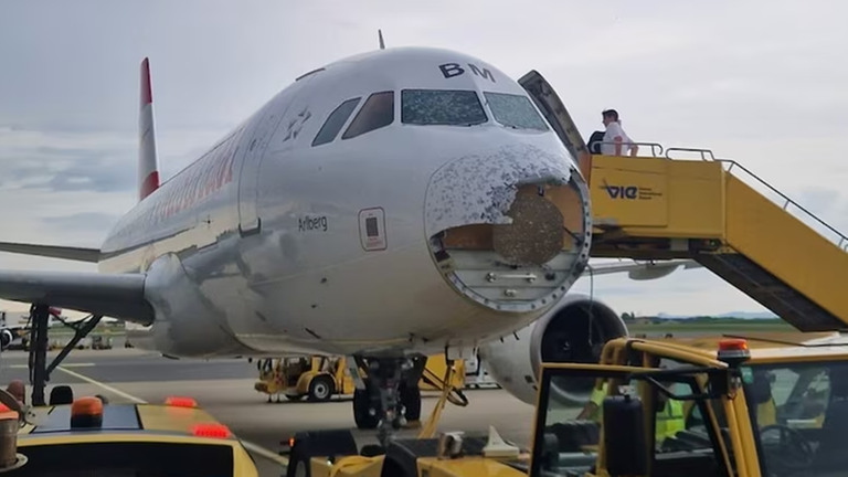 Die Nase des A320 von der österreichischen Lufthansa-Tochter Austrian Airlines (AUA) ist größtenteils zerstört und die Cockpitscheiben gesprungen, nachdem das Flugzeug durch eine Gewitterzelle flog.