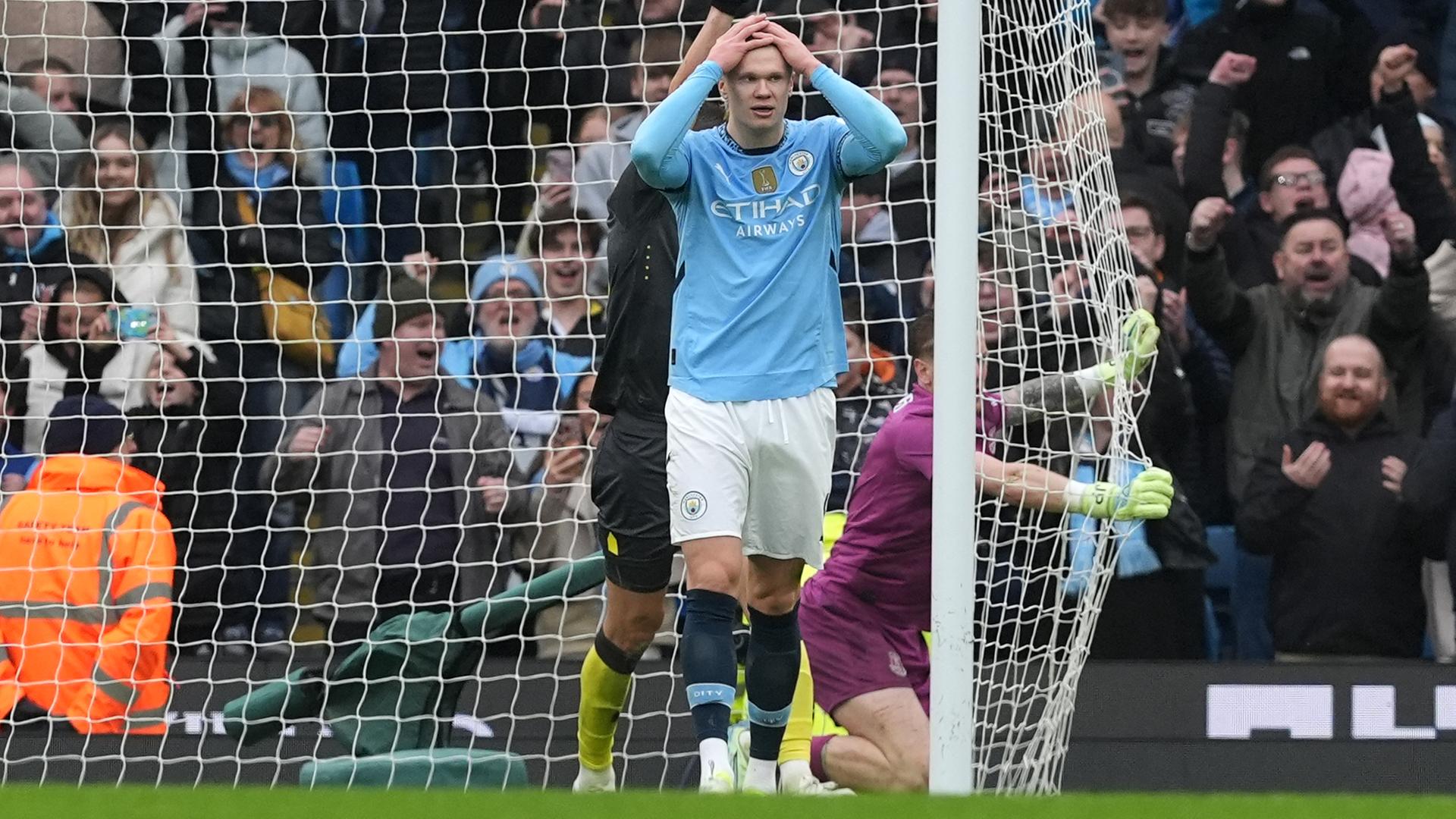 Manchester City - FC Everton: Erling Haaland reagiert enttäuscht, nachdem sein Elfmeter vom Torhüter gehalten wurde und sein Tor nach dem Abpraller wegen Abseits nicht anerkannt wurde.