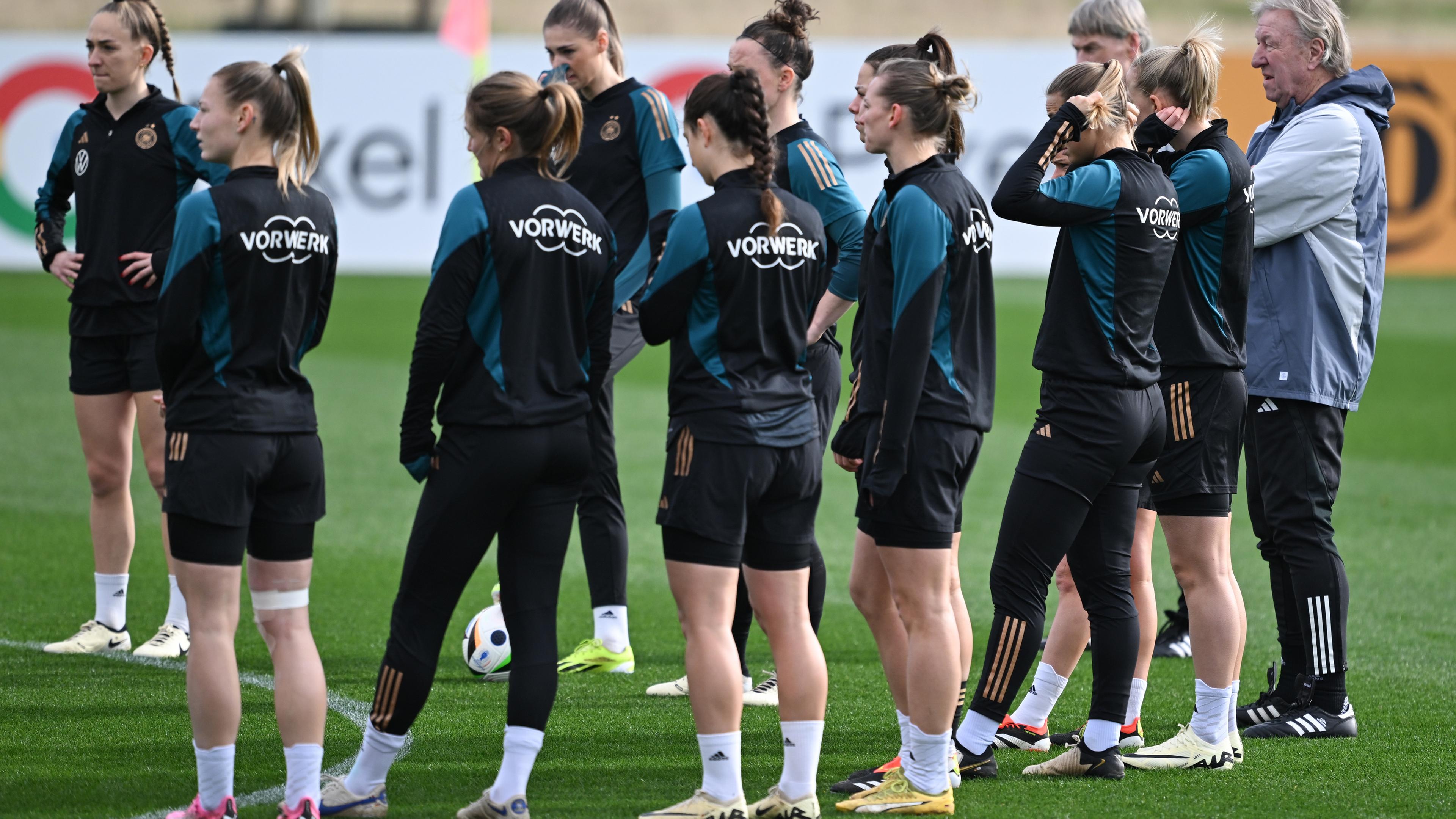 Bundestrainer Horst Hrubesch steht beim Training der Frauen-Nationalmannschaft auf dem DFB-Campus hinter den Spielerinnen.