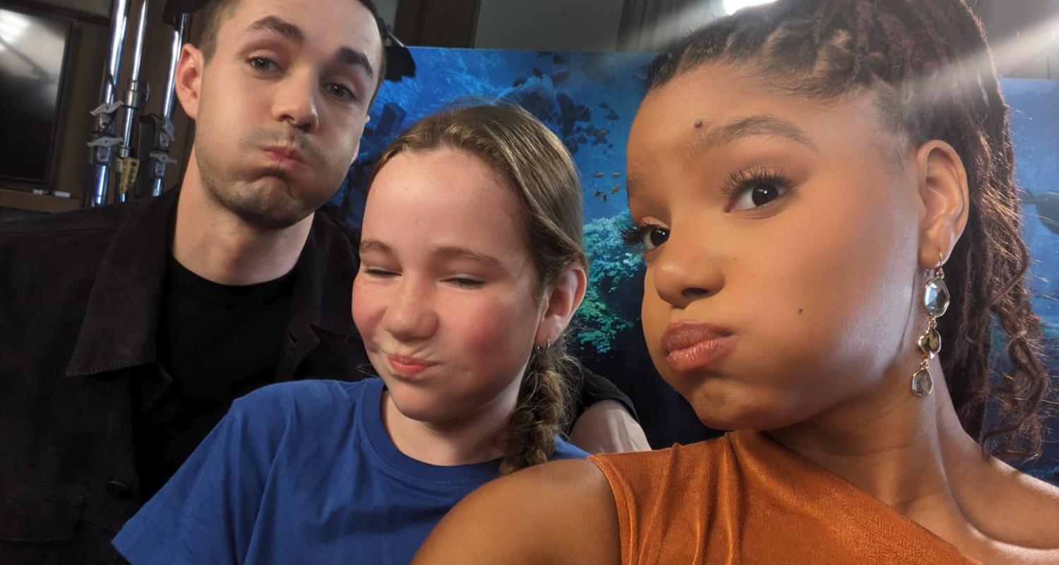 Halle Bailey und Jonah Hauer-King machen ein Selfie mit Kinderreporterin Martha