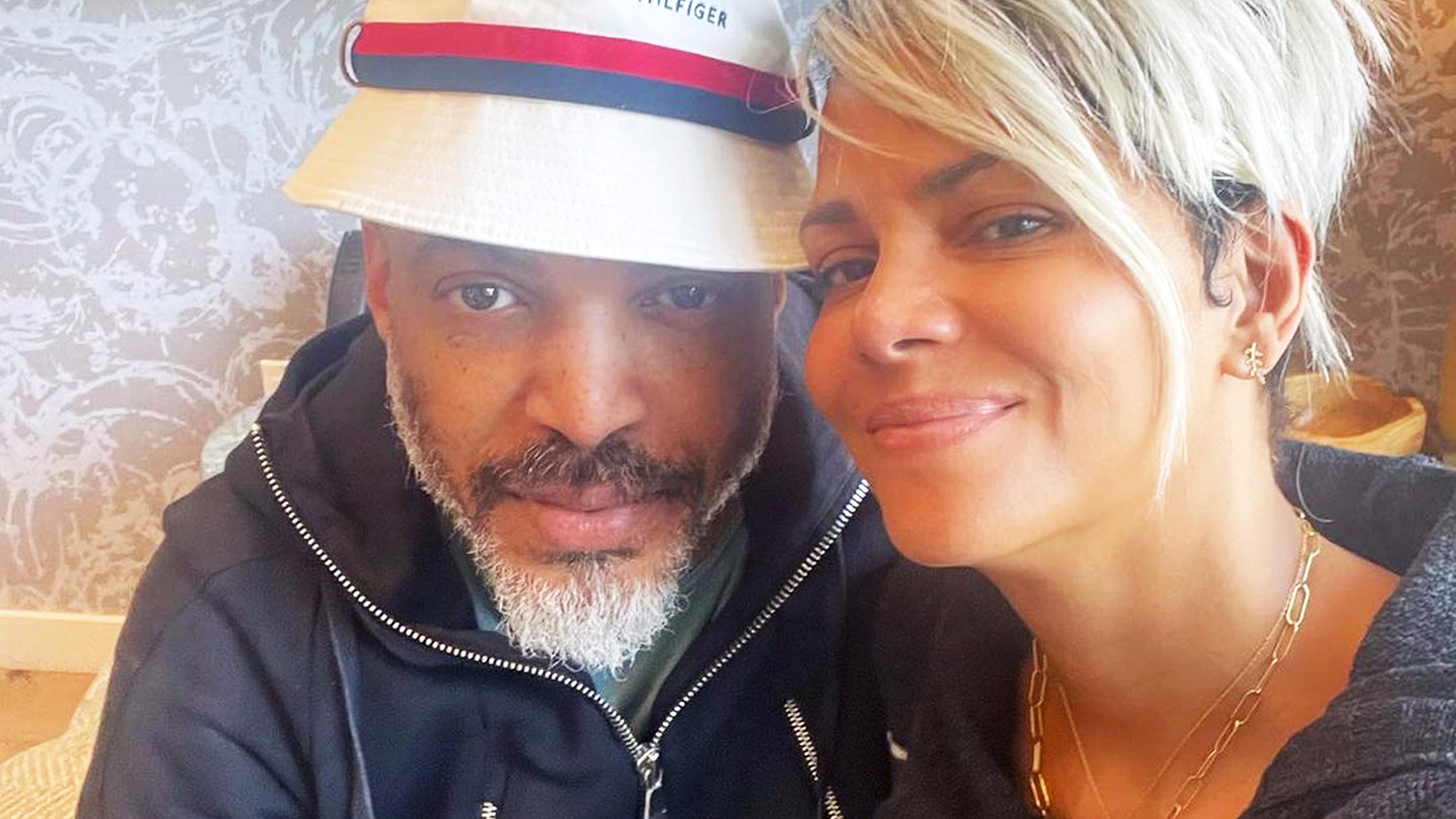 Halle Berry und ihr Freund Van Hunt posieren zusammen für ein Selfie. 