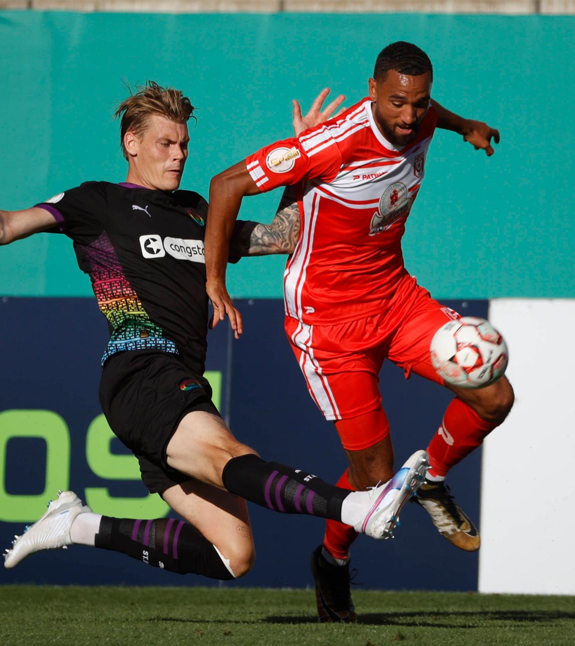 DFB-Pokal, Hallescher FC - 1.FC St. Pauli, 1. Runde: Eric Smith (FC St. Pauli/links) und Cyrill Akono (HFC) kämpfen um den Ball.