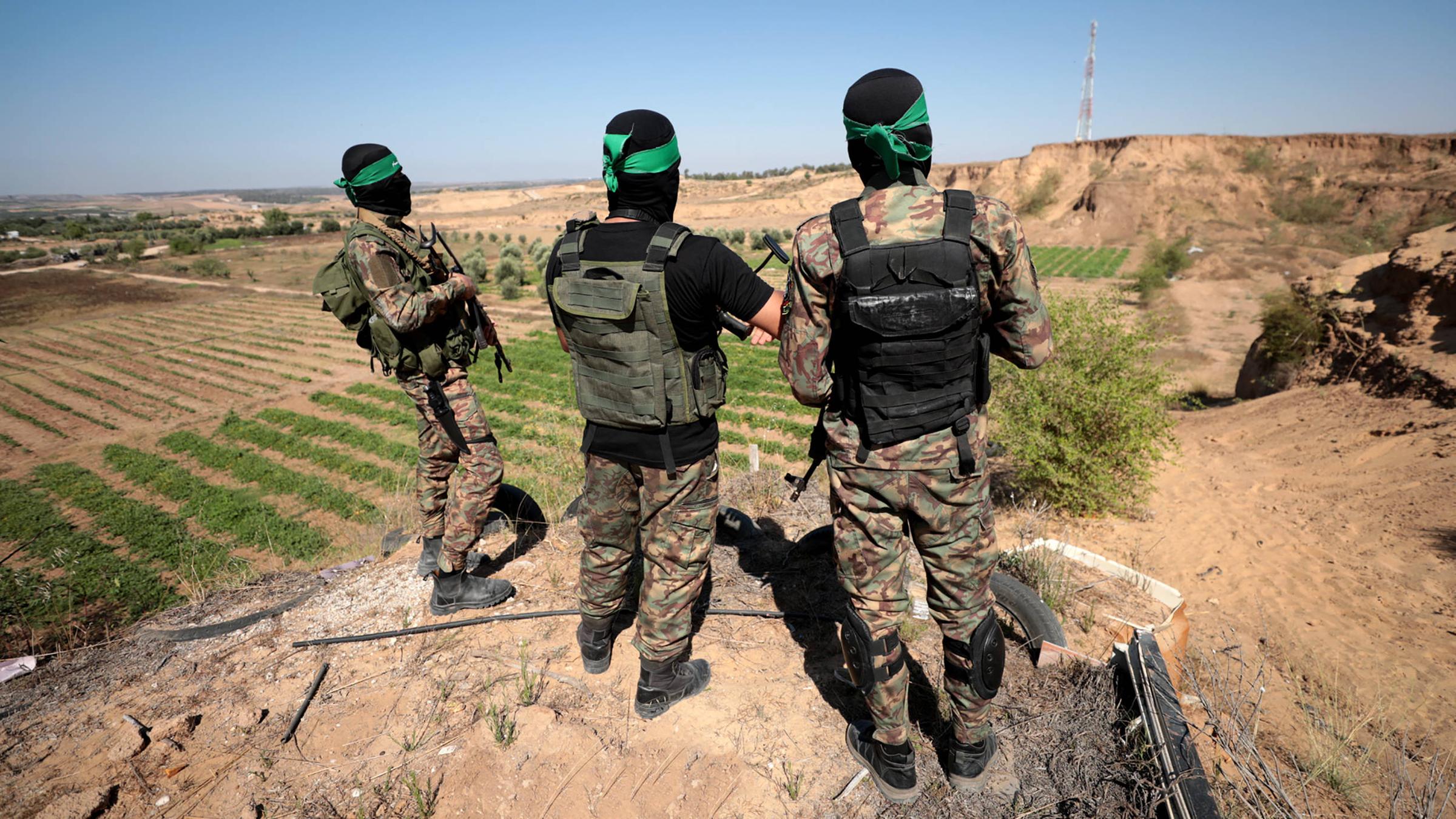 Hamas-Kämpfer stehen nahe der Grenze zu Israel im zentralen Gazastreifen, Juli 2023