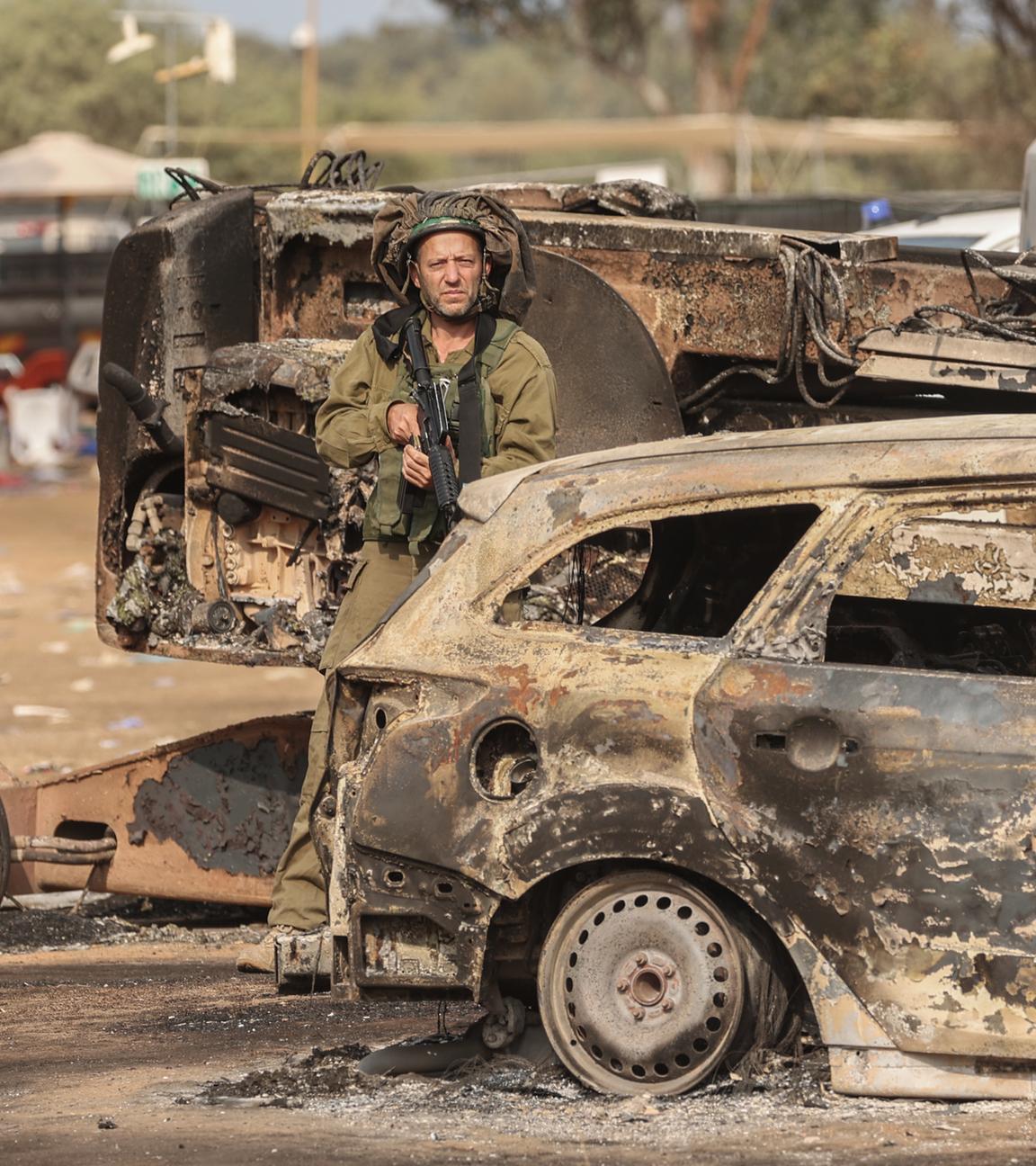 Ein israelischer Soldat steht auf dem Gelände des elektronischen Musikfestivals Supernova nach dem tödlichen Angriff islamistischer Hamas-Kämpfer vom 07.10.2023.