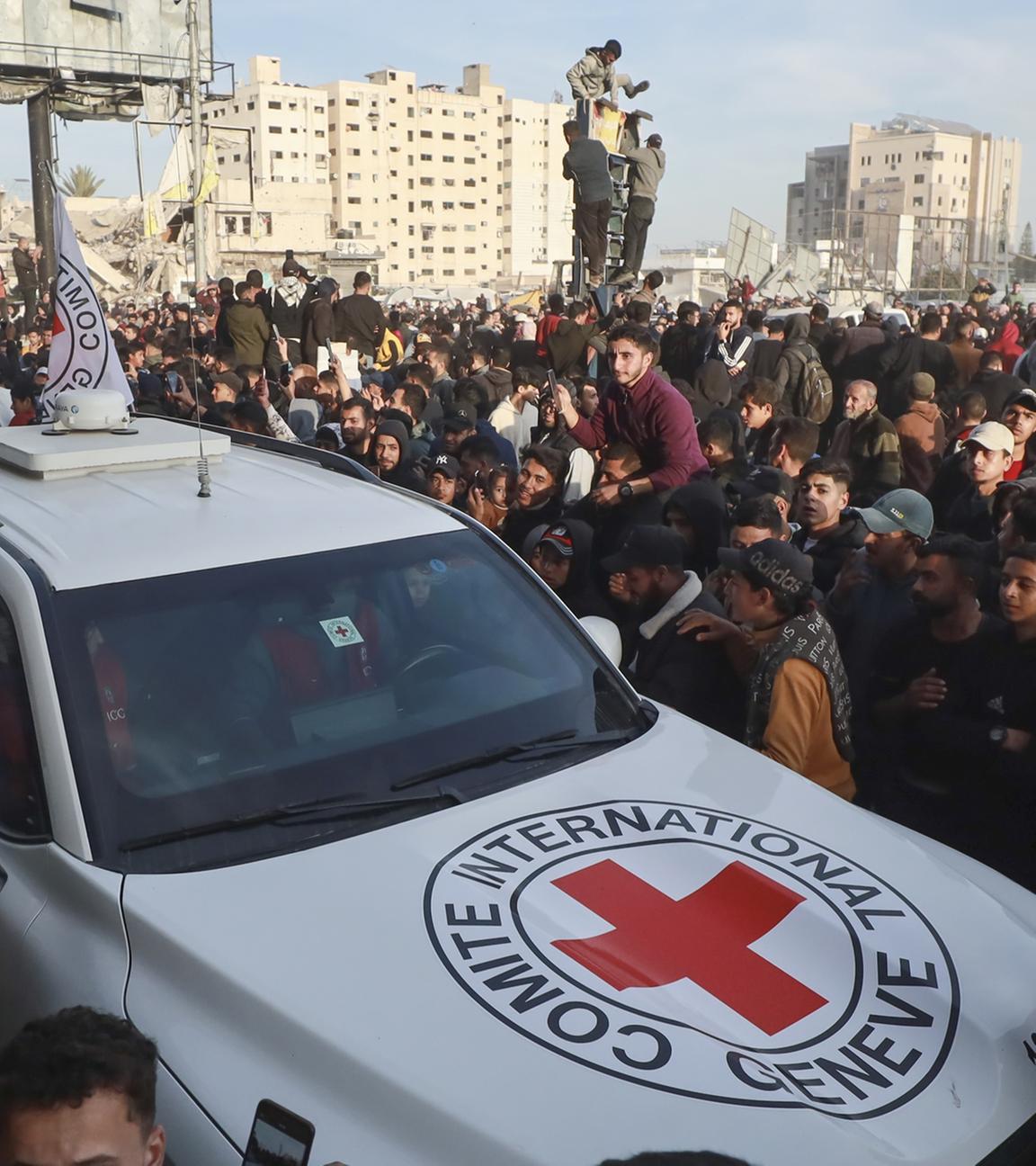 Ein Konvoi des Roten Kreuzes trifft in Gaza-Stadt ein, um israelische Geiseln abzuholen, die nach Inkrafttreten der Waffenruhe zwischen Israel und der islamistischen Hamas freigelassen wurden.