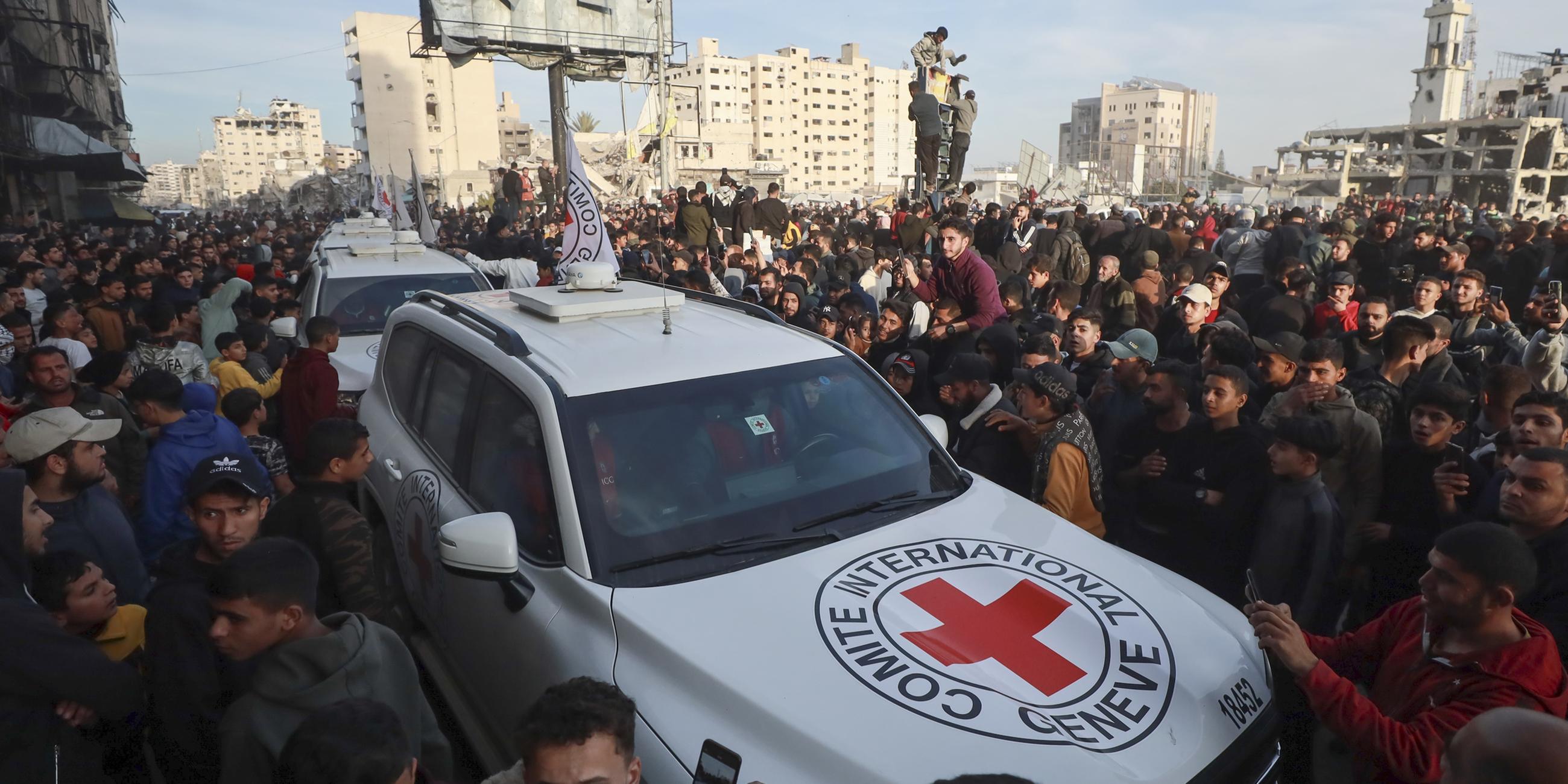 Ein Konvoi des Roten Kreuzes trifft in Gaza-Stadt ein, um israelische Geiseln abzuholen, die nach Inkrafttreten der Waffenruhe zwischen Israel und der islamistischen Hamas freigelassen wurden.