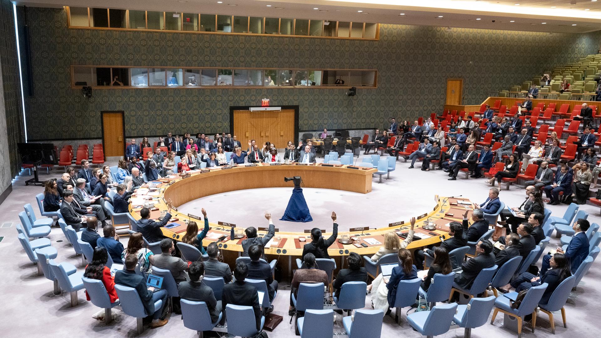 Während einer Sitzung des UN-Sicherheitsrates im UN-Hauptquartier in New York stimmen die Vertreter über einen Resolutionsentwurf ab. Der UN-Sicherheitsrat hat sich für einen von US-Präsident Biden vorgestellten mehrstufigen Plan für eine Waffenruhe im Gaza-Krieg ausgesprochen.