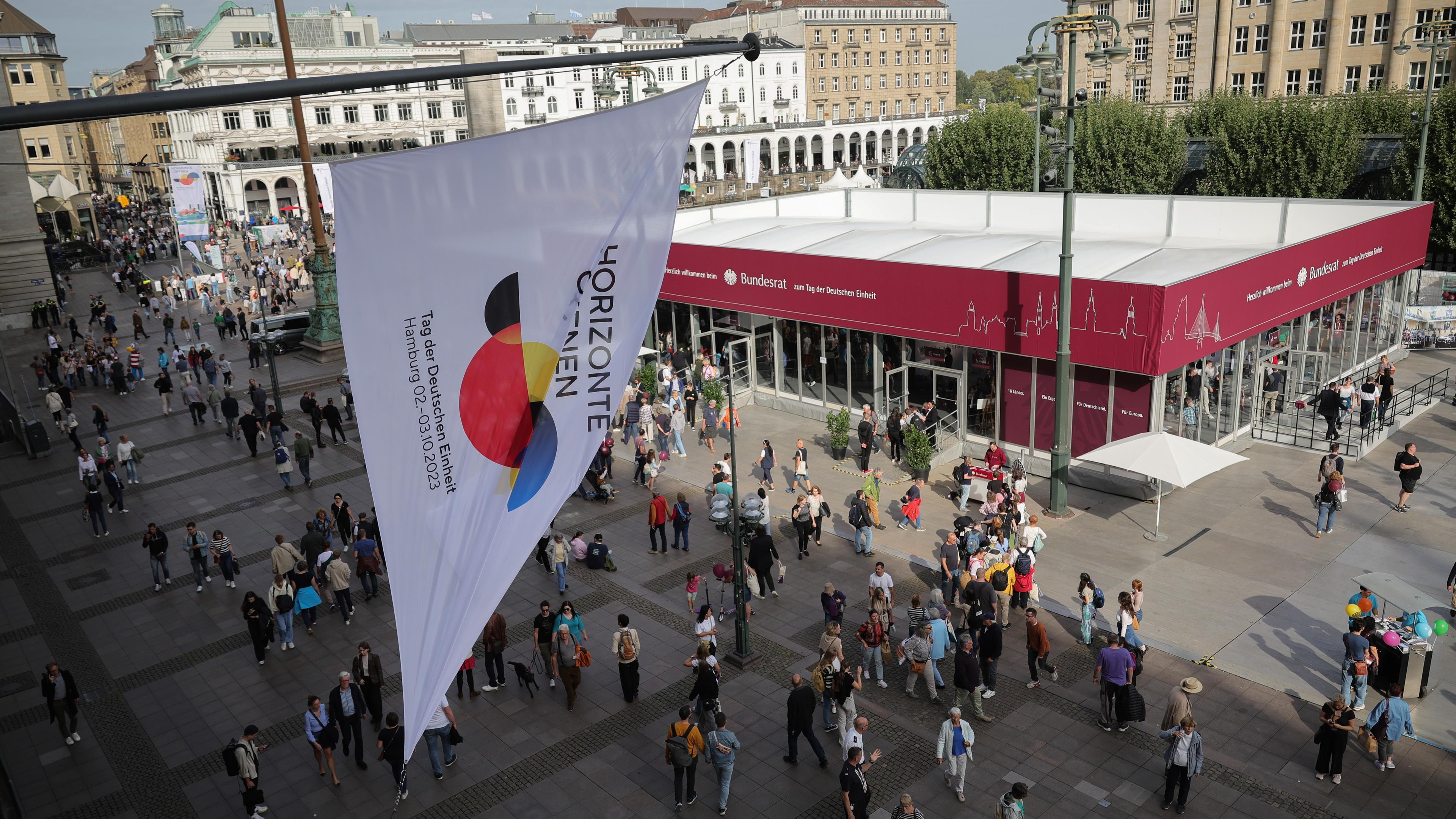 Das Informationszelt des Bundesrats steht im Rahmen des Bürgerfests zum Tag der Deutschen Einheit auf dem Rathausmarkt.