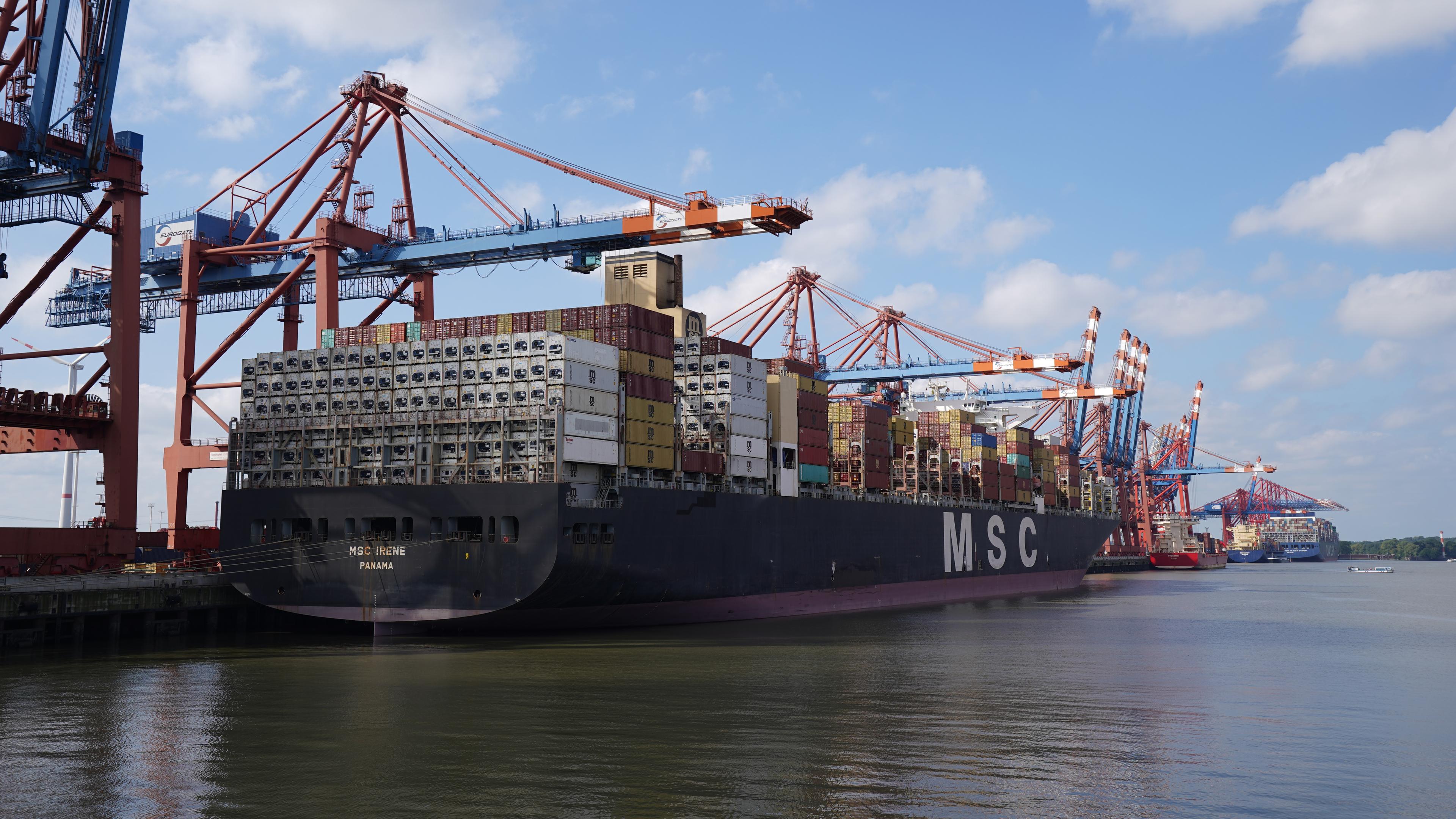 Das Containerschiff «MSC Irene» der Reederei MSC wird am HHLA-Containerterminal Burchardkai im Hamburger Hafen abgefertigt