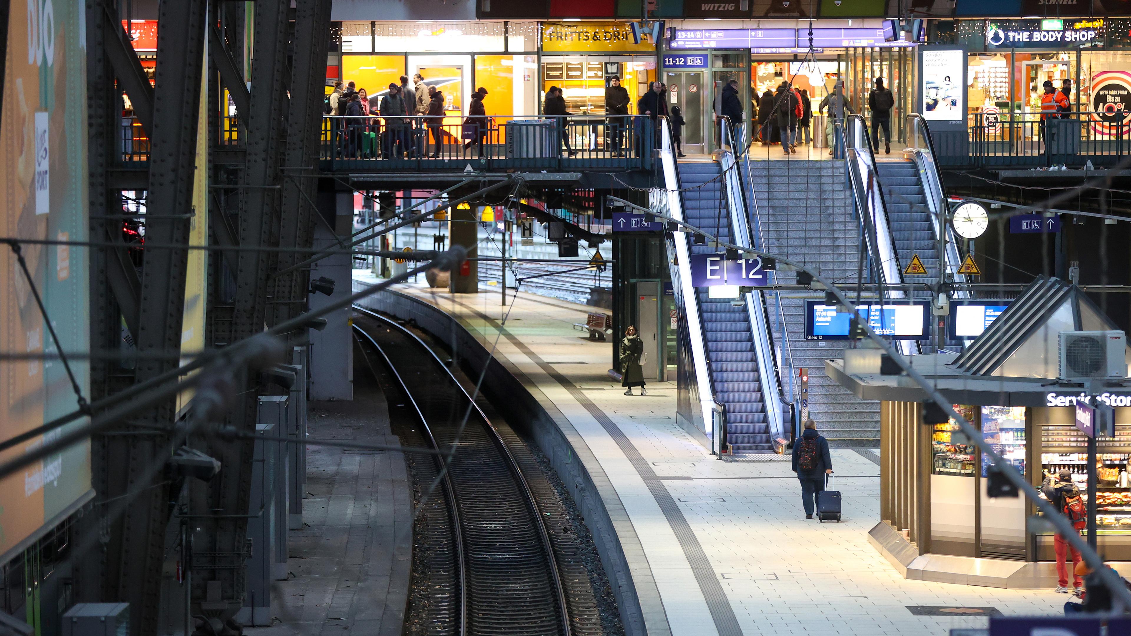 Hamburg: Ein leerer Bahnsteig ist im Hamburger Hauptbahnhof zu sehen.