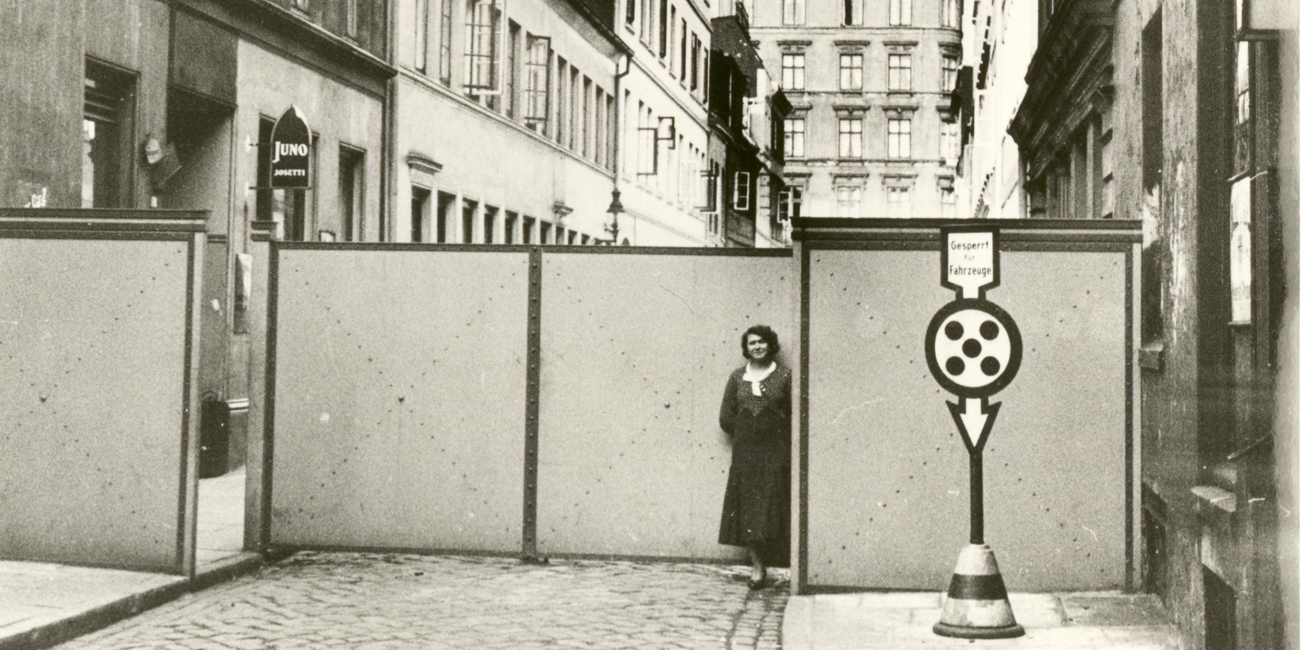 Hamburg, Herbertstraße im Jahr 1934: Eine Frau steht am Metalltor.