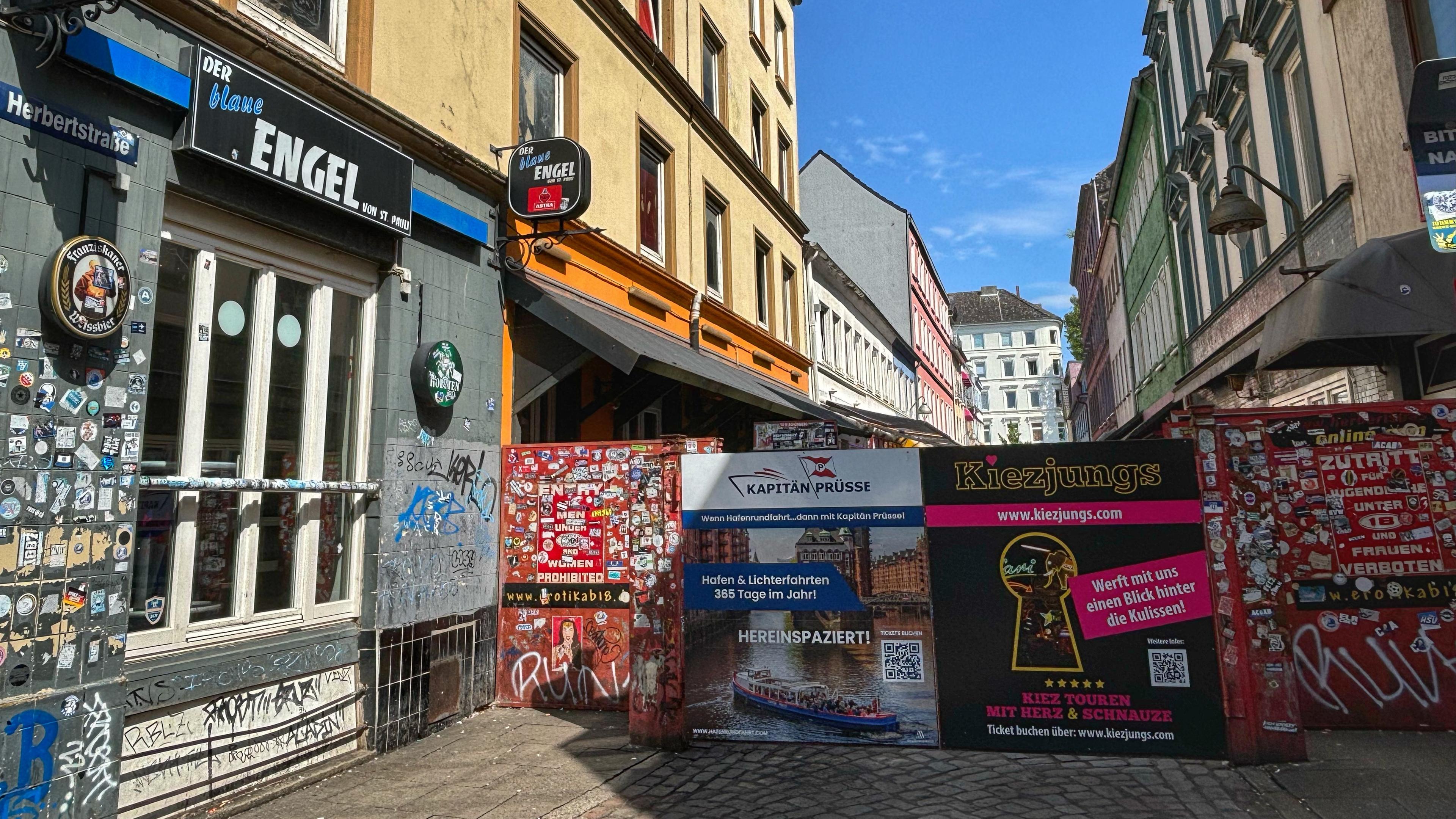 Hamburg, Herbertstraße: Blick auf die bunt beklebte Sichtblende. 