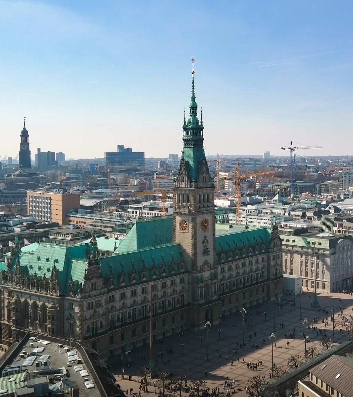 Blick über Hamburg mit Rathaus und Michel