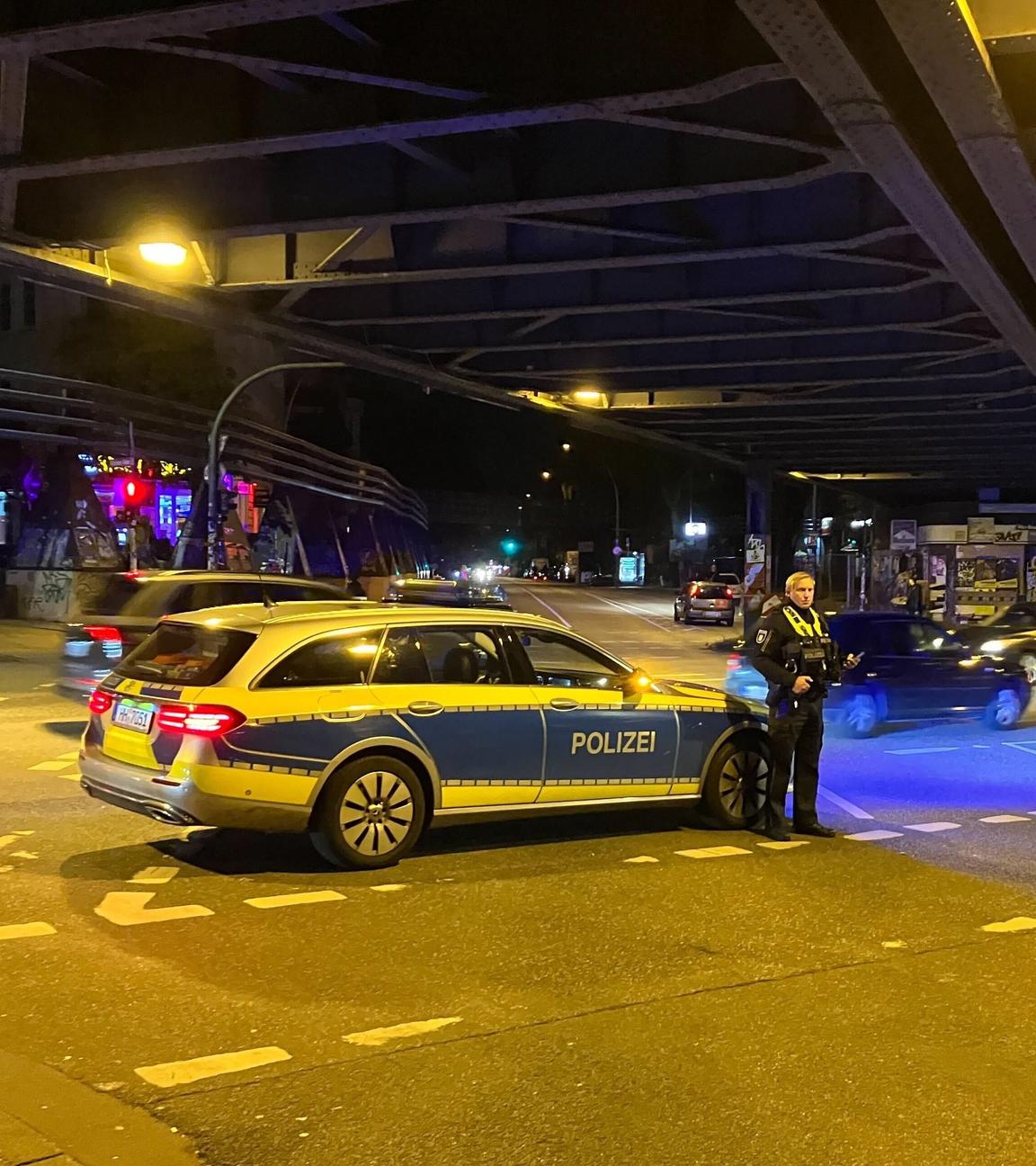 Die Polizei hat den Bereich um die Sternschanze in Hamburg weiträumig abgesperrt.