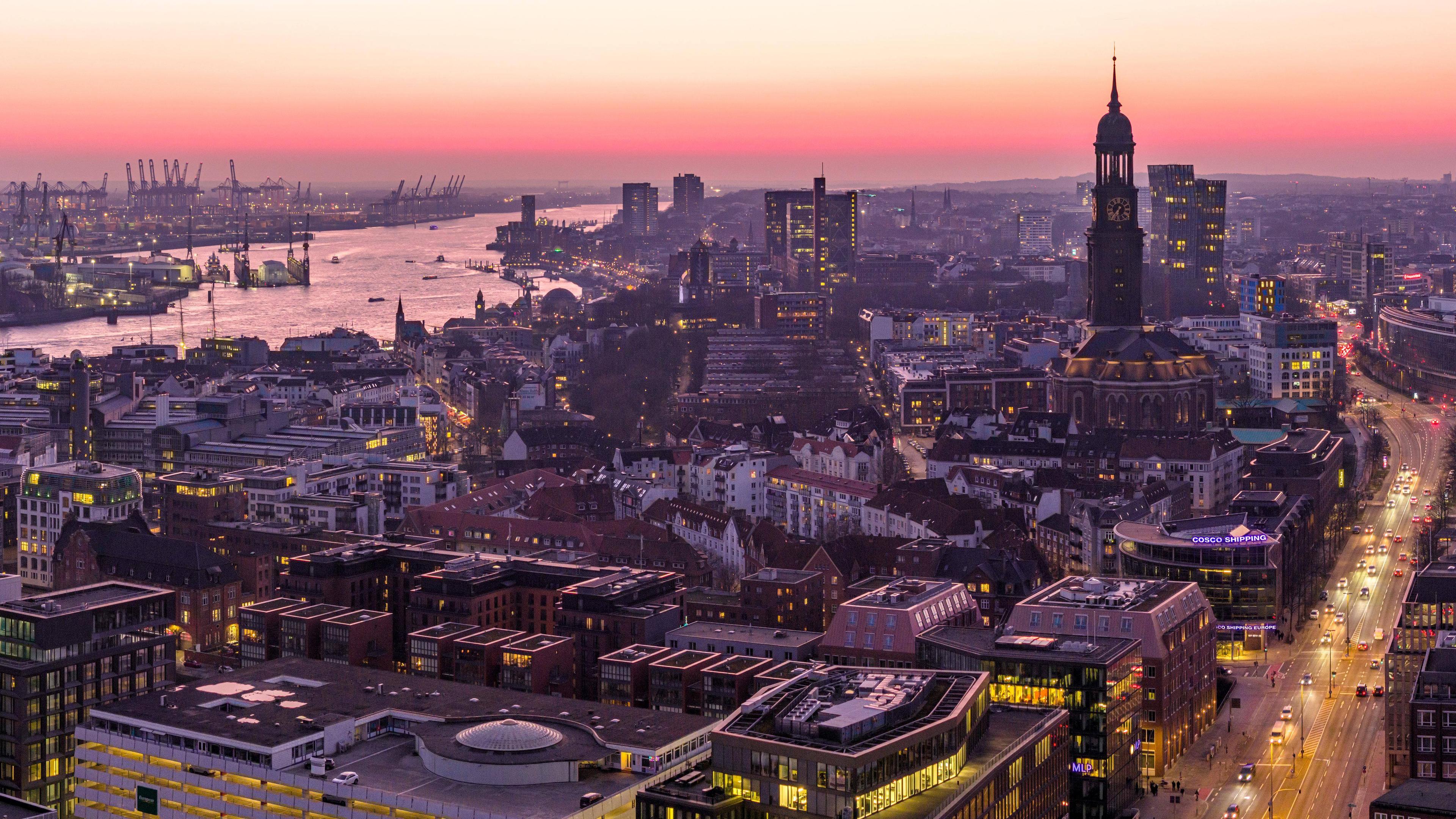 Stadtansicht von Hamburg bei Sonnenutergang