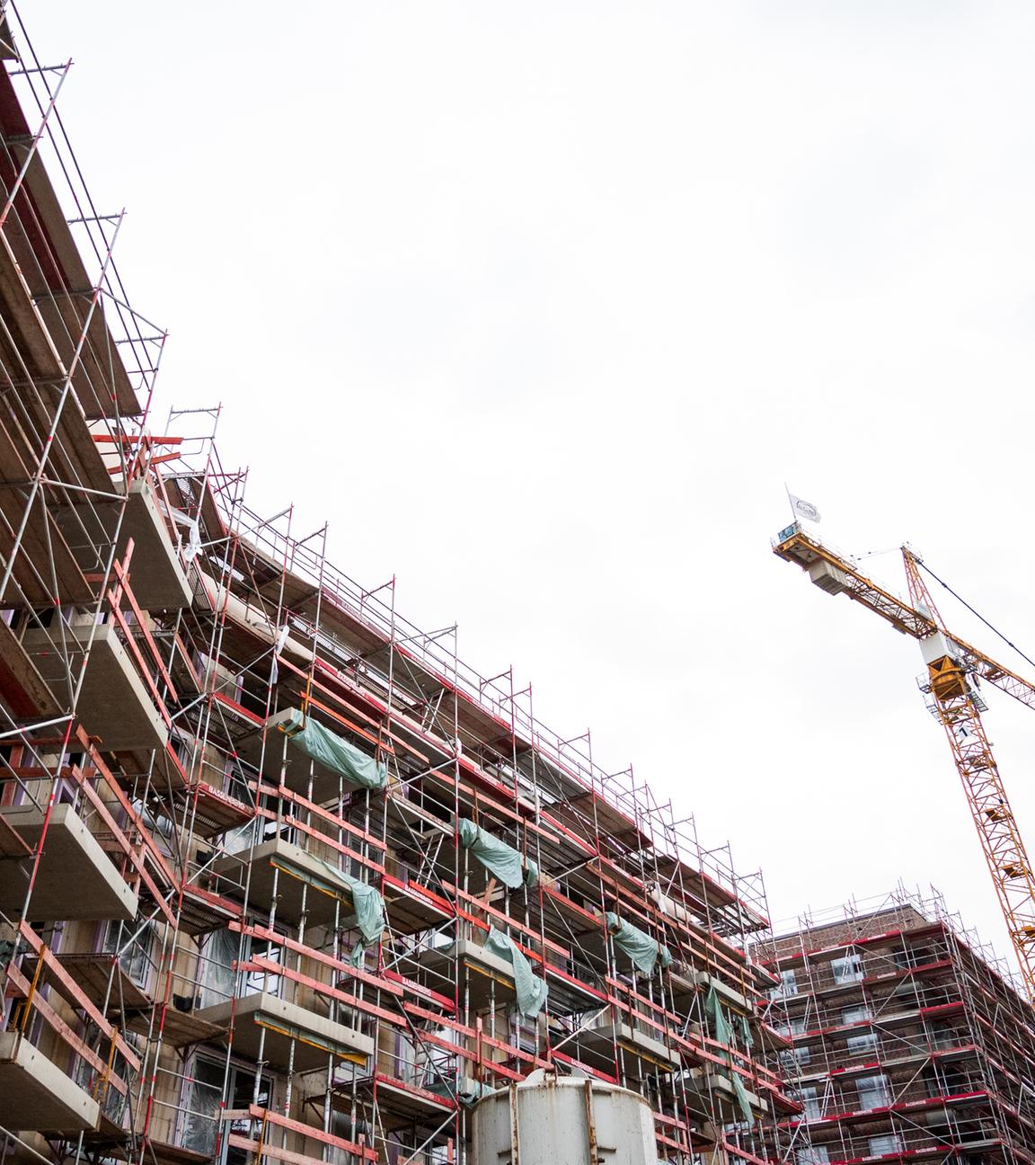 Ein Kran auf einer Baustelle in Hamburg