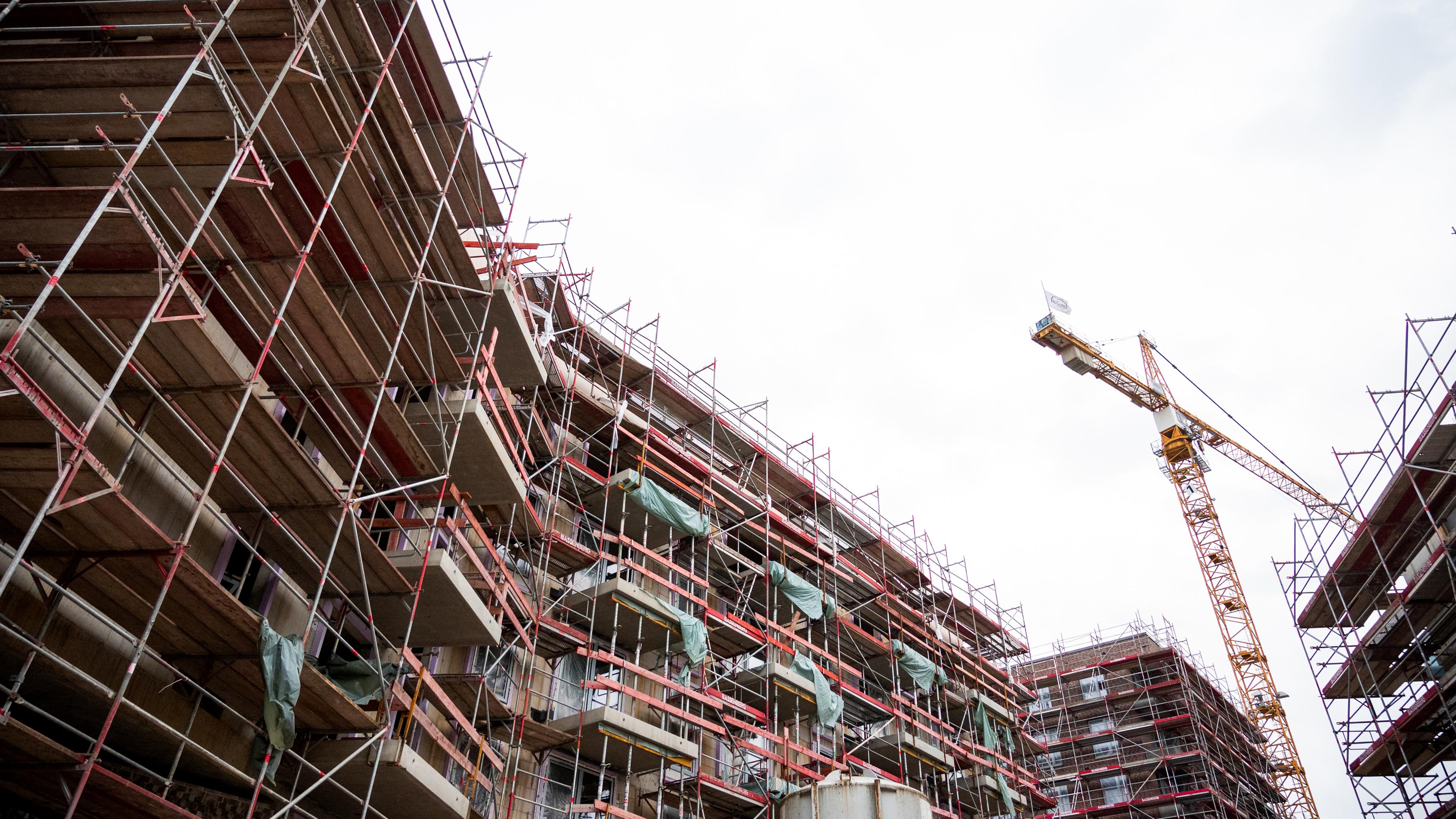 Ein Kran auf einer Baustelle in Hamburg