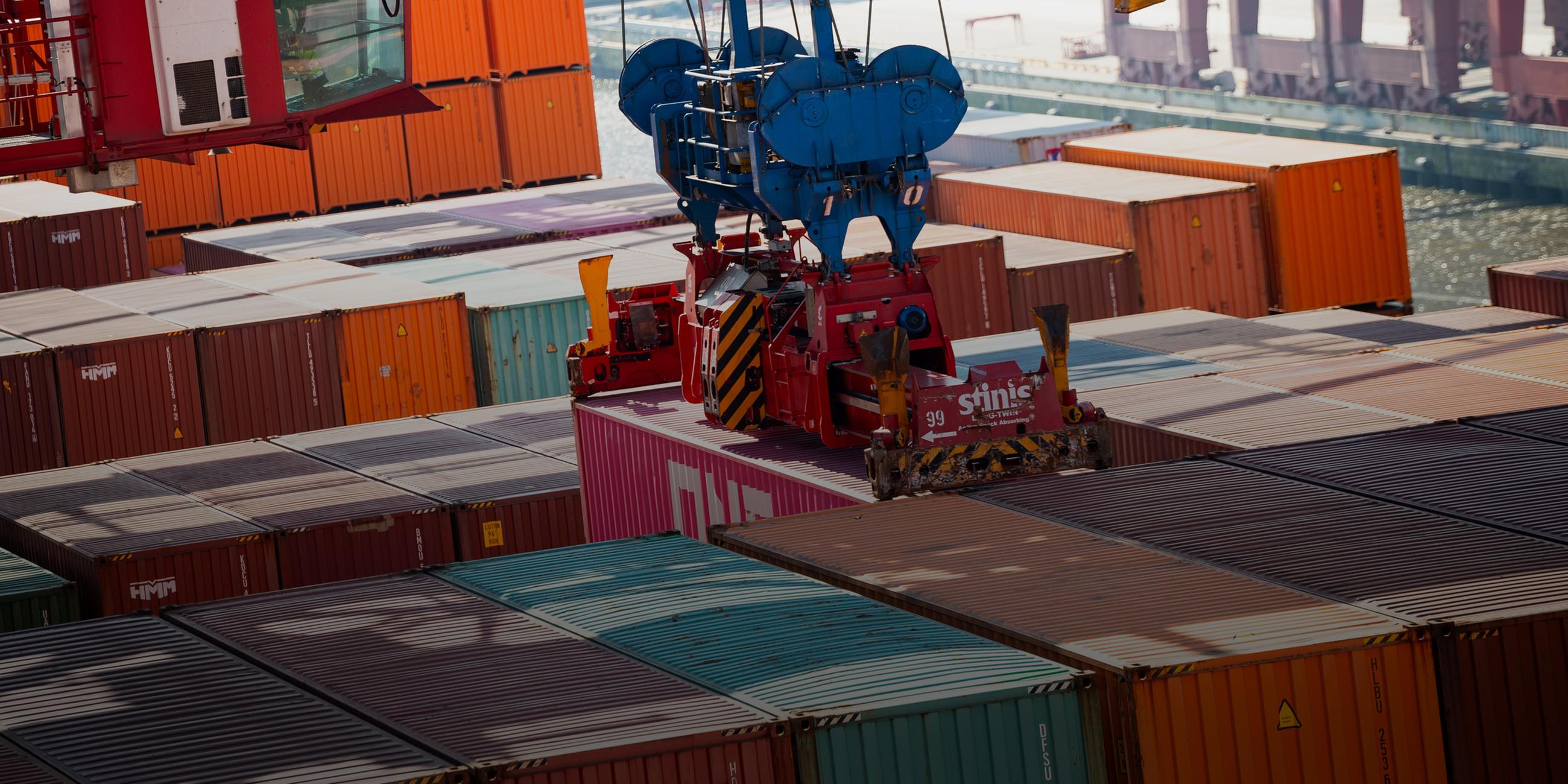 Container werden durch einem Kran von Bord der am Burchardkai im Hamburger Hafen liegenden "Berlin Express" gehoben